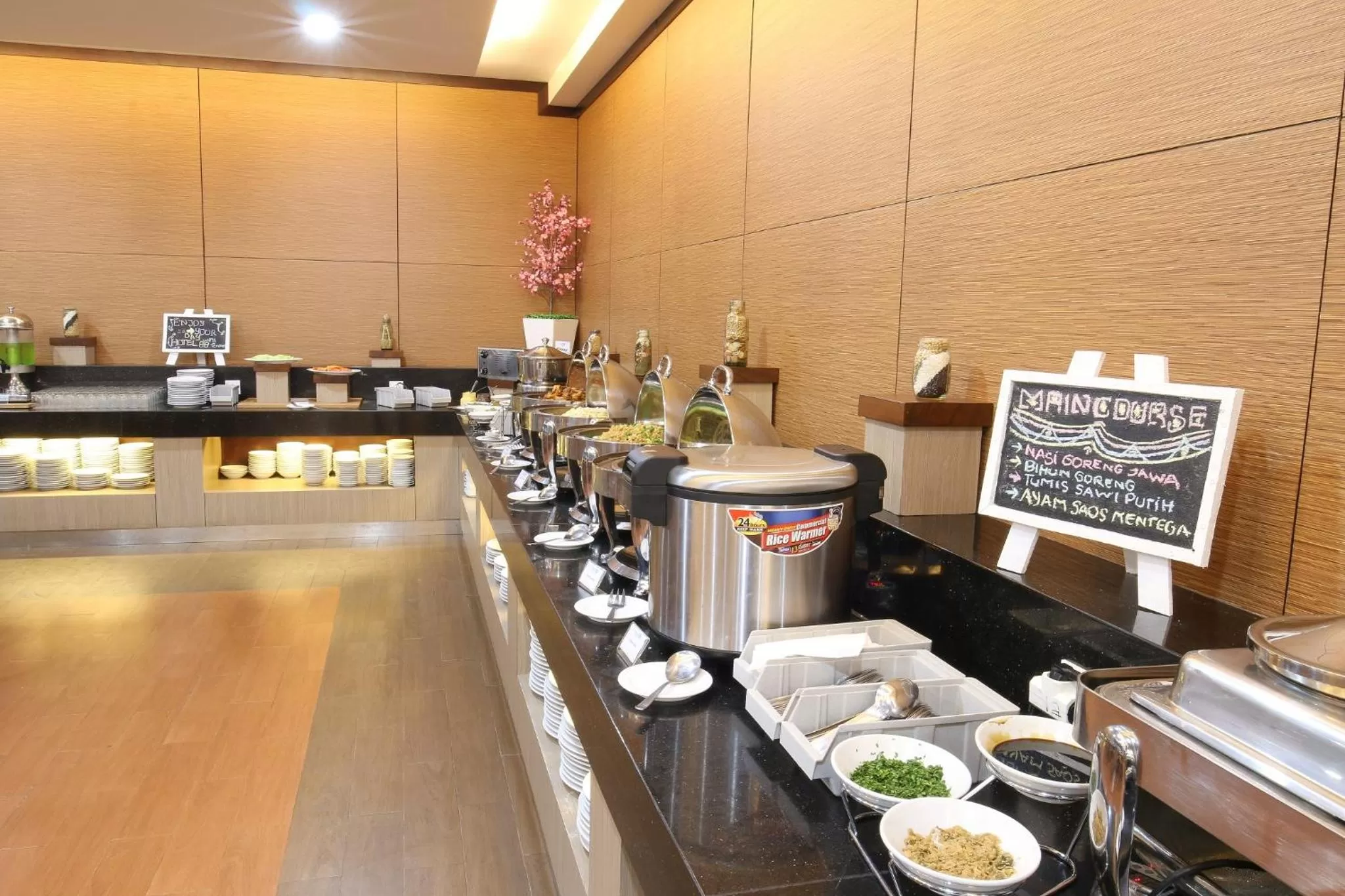 Restaurant/places to eat in Terraz Tree Hotel Jakarta