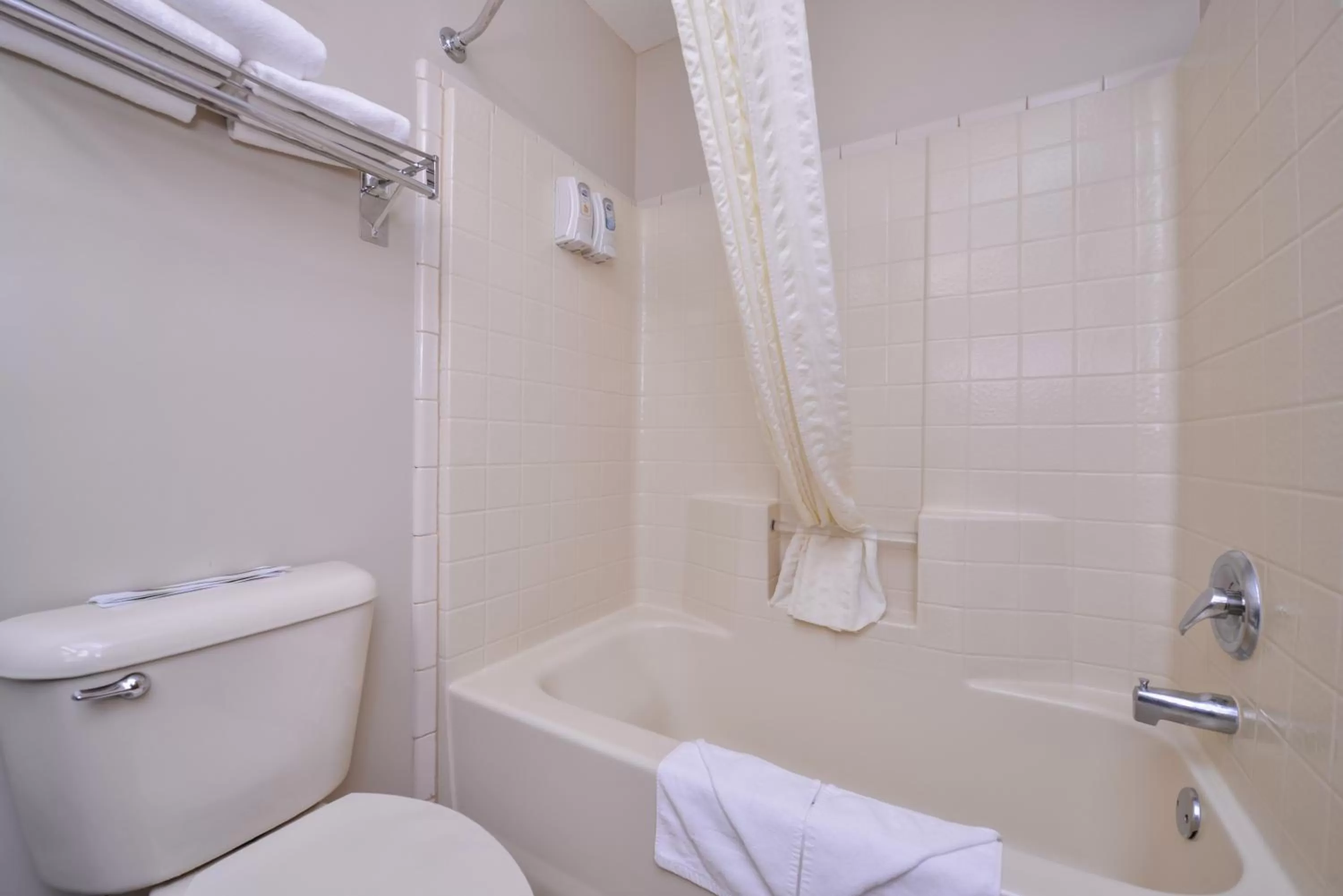 Bathroom in Best Western Newberg Inn