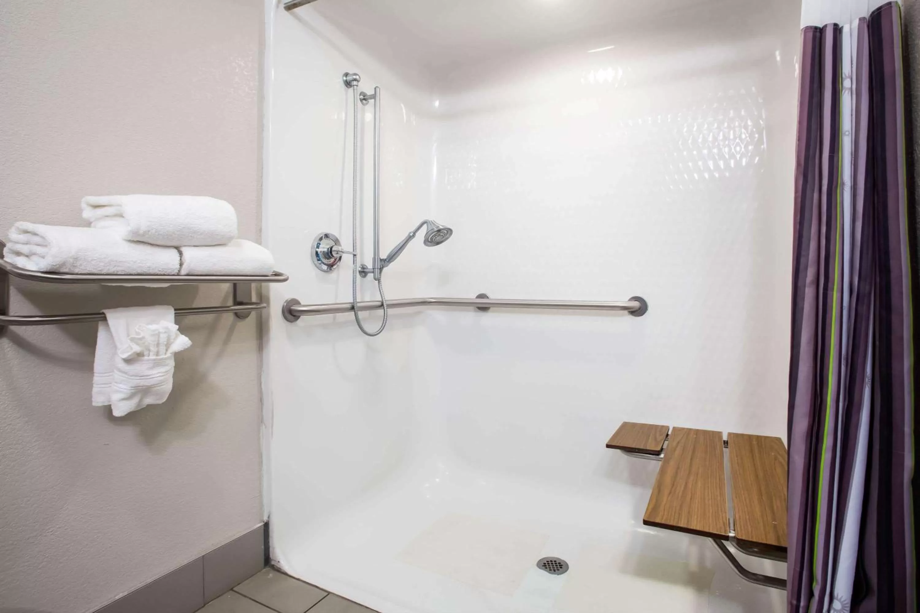 Shower in La Quinta Inn & Suits by Wyndham Pontoon Beach IL