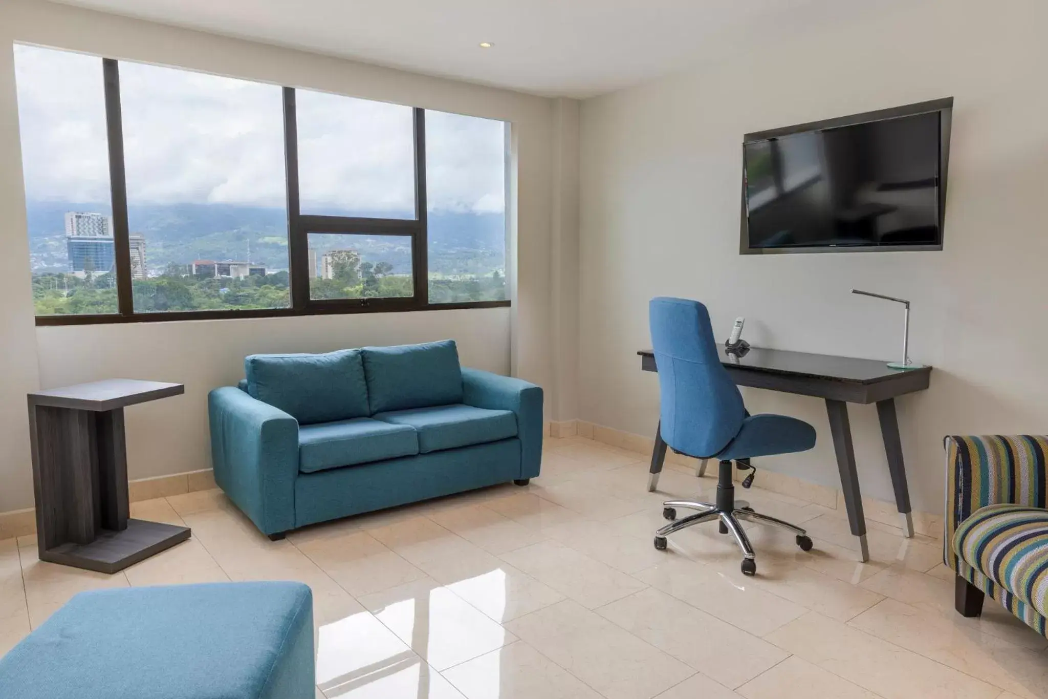 Bedroom, Seating Area in Crowne Plaza San Jose La Sabana, an IHG Hotel