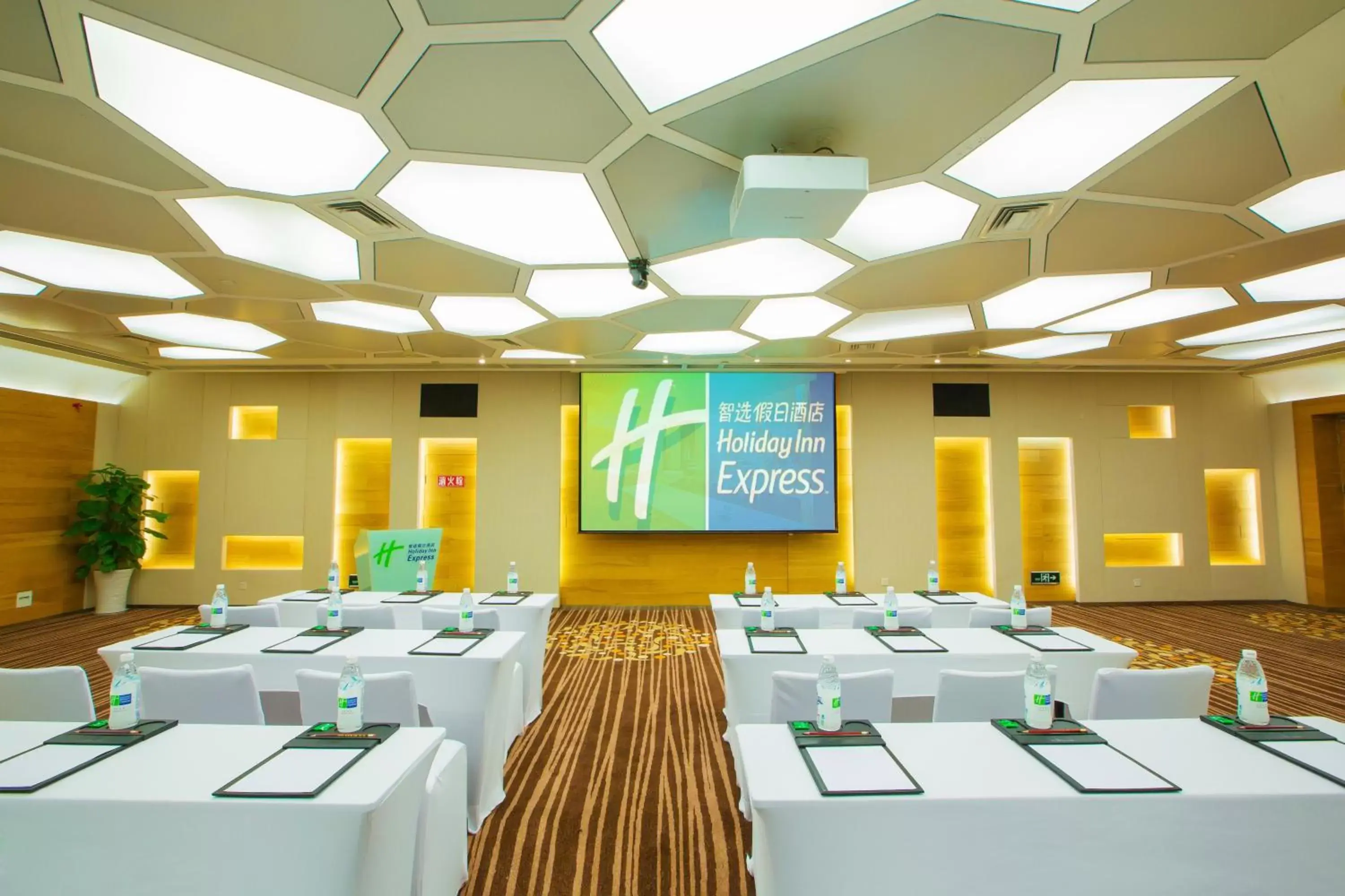 Meeting/conference room in Holiday Inn Express Gulou Chengdu, an IHG Hotel