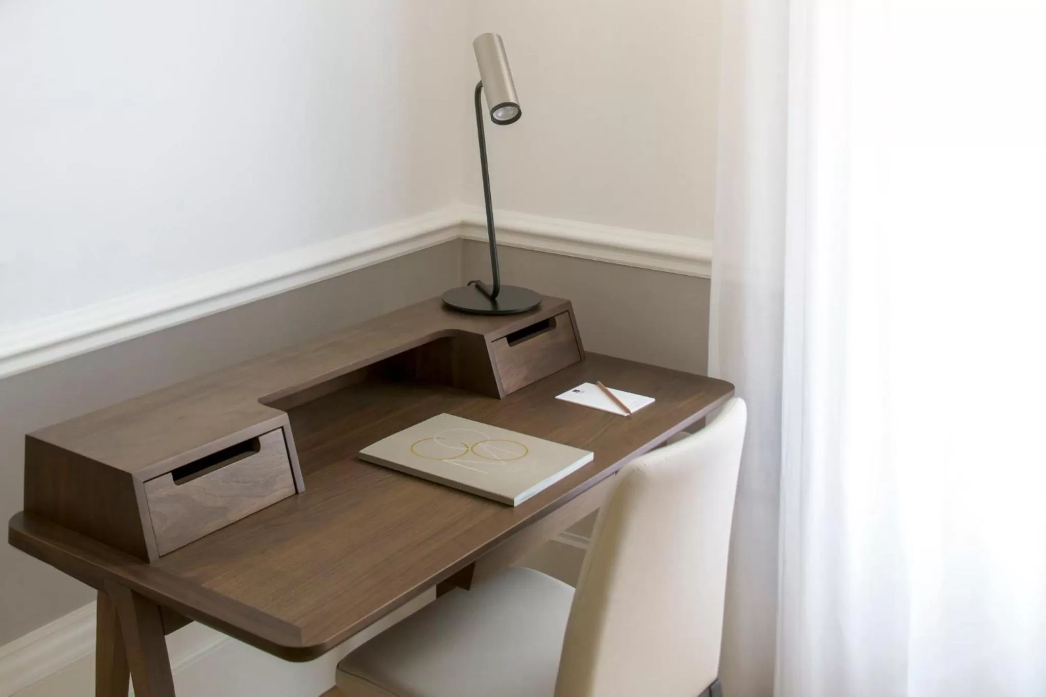 Photo of the whole room in COMO Metropolitan London