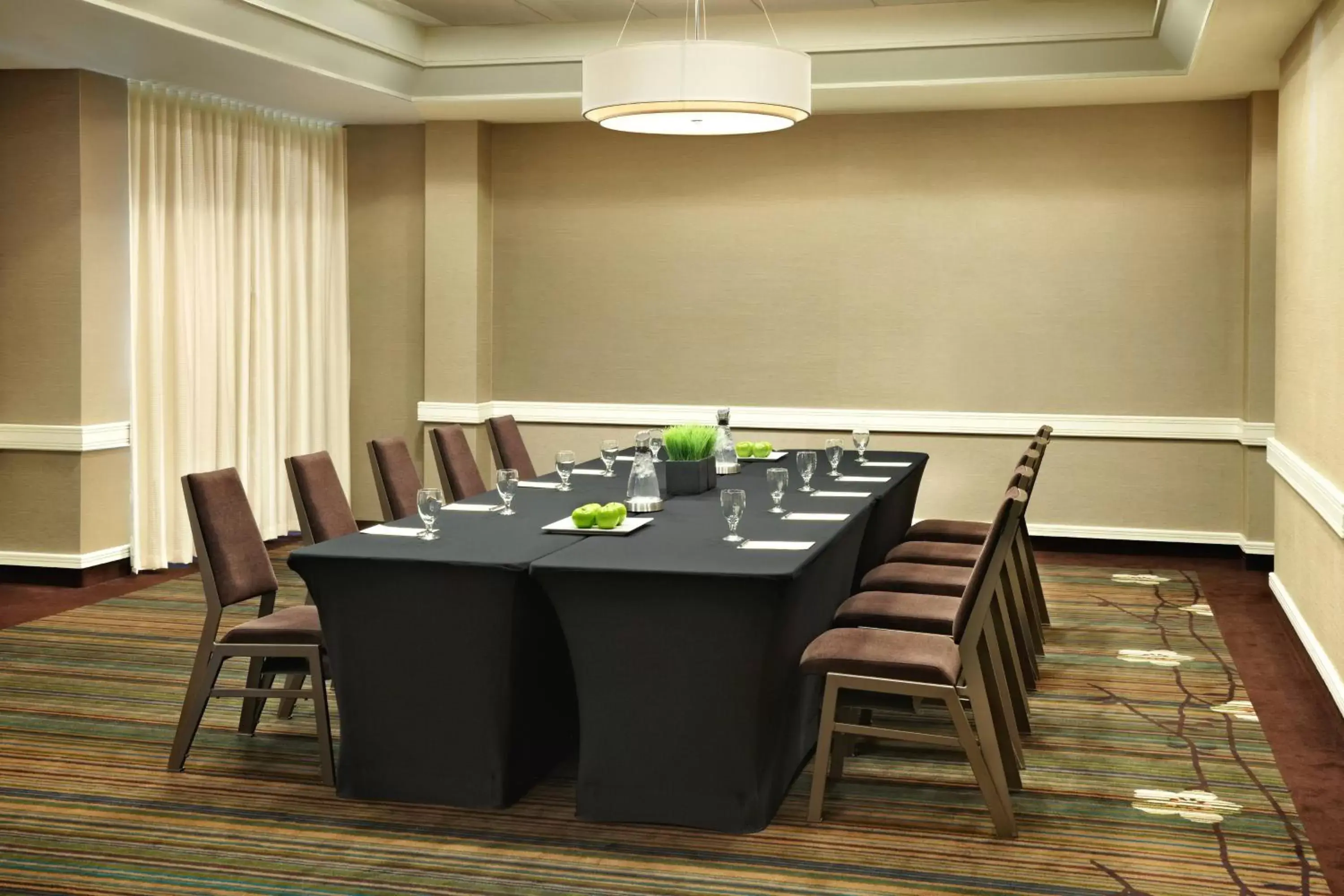 Meeting/conference room in Sheraton Cavalier Calgary Hotel