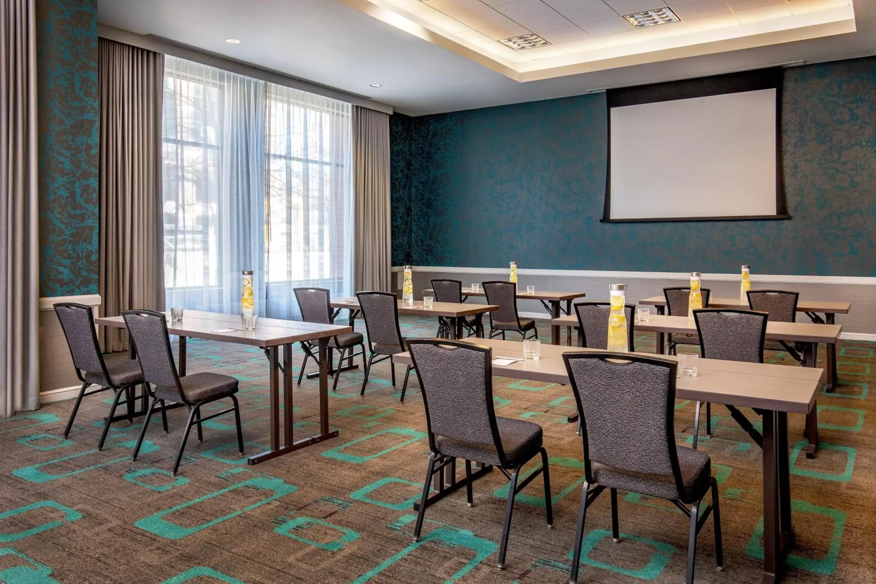 Meeting/conference room, Restaurant/Places to Eat in Residence Inn by Marriott Boston Cambridge