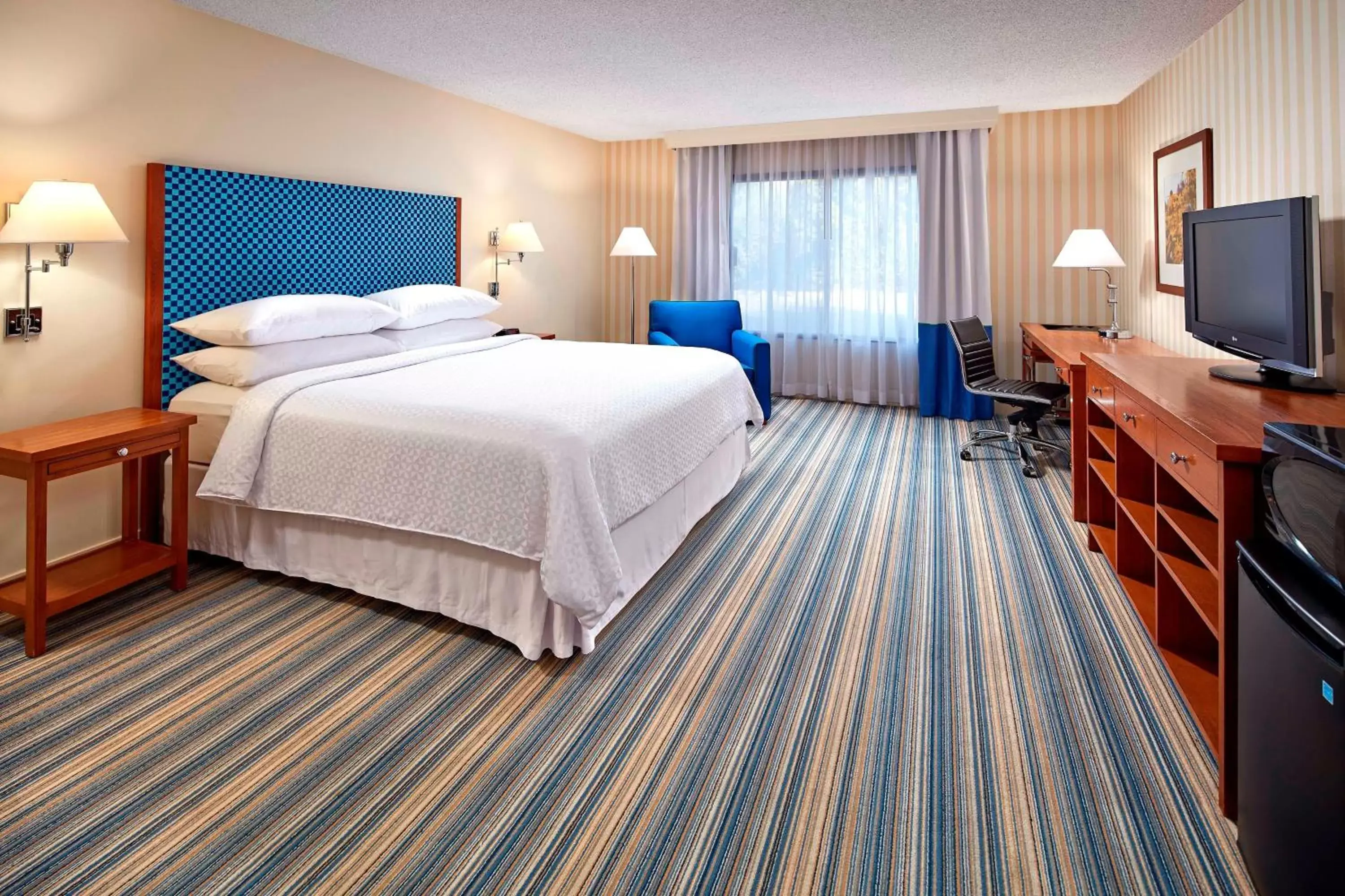 Photo of the whole room, Bed in Four Points by Sheraton Bakersfield