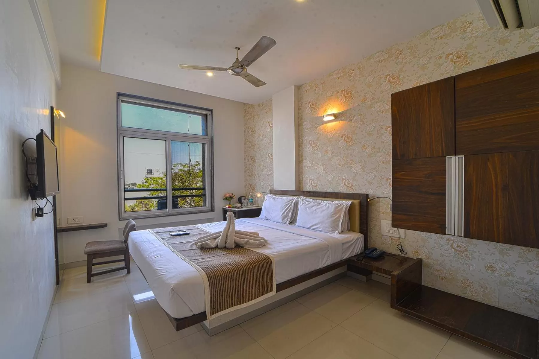 Bedroom, Bed in Hotel SRI SRI EXECUTIVE KOLHAPUR NEAR MAHALAXMI TEMPLE