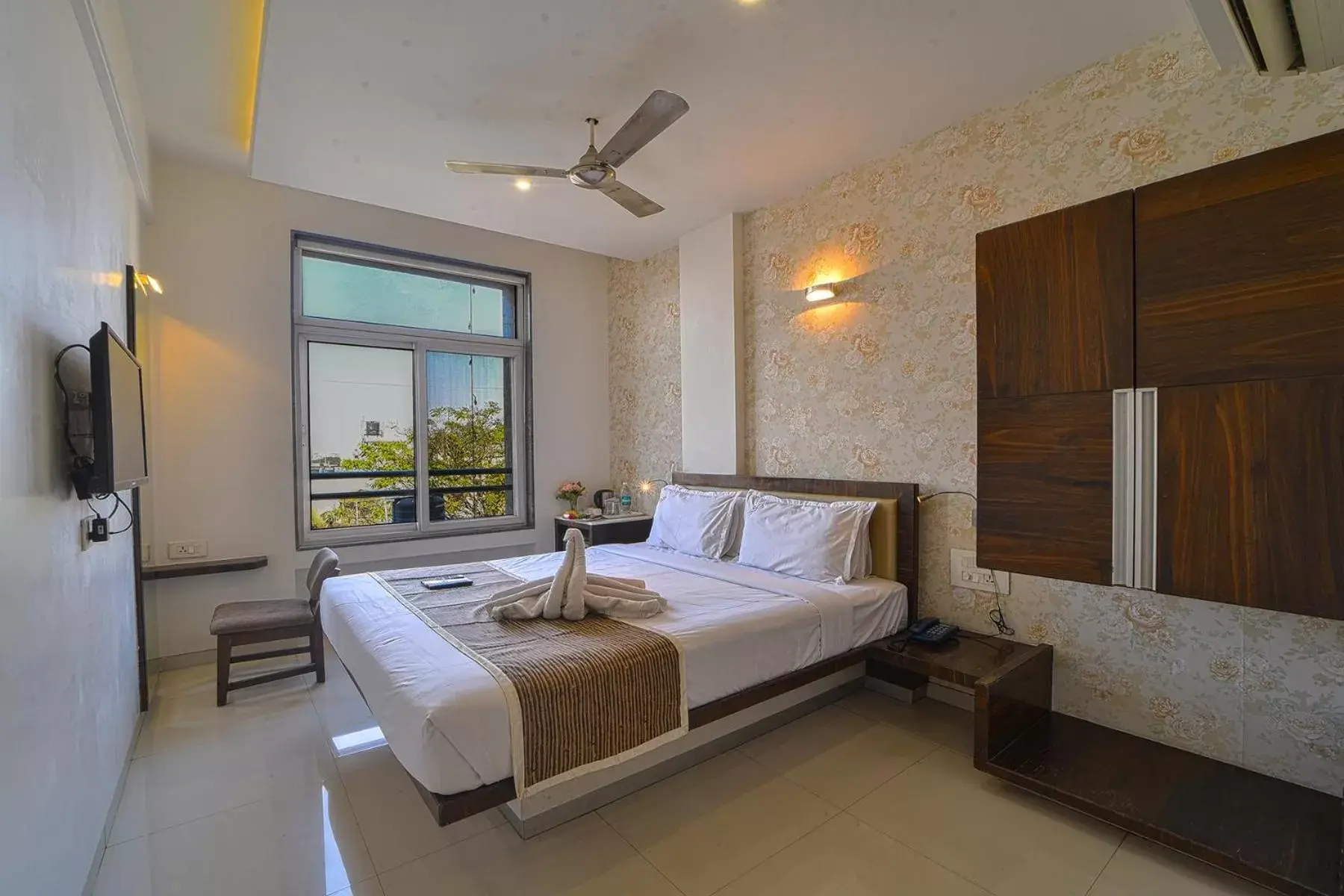 Double Room in Hotel SRI SRI EXECUTIVE KOLHAPUR NEAR MAHALAXMI TEMPLE Double Room in Hotel SRI SRI EXECUTIVE KOLHAPUR NEAR MAHALAXMI TEMPLE