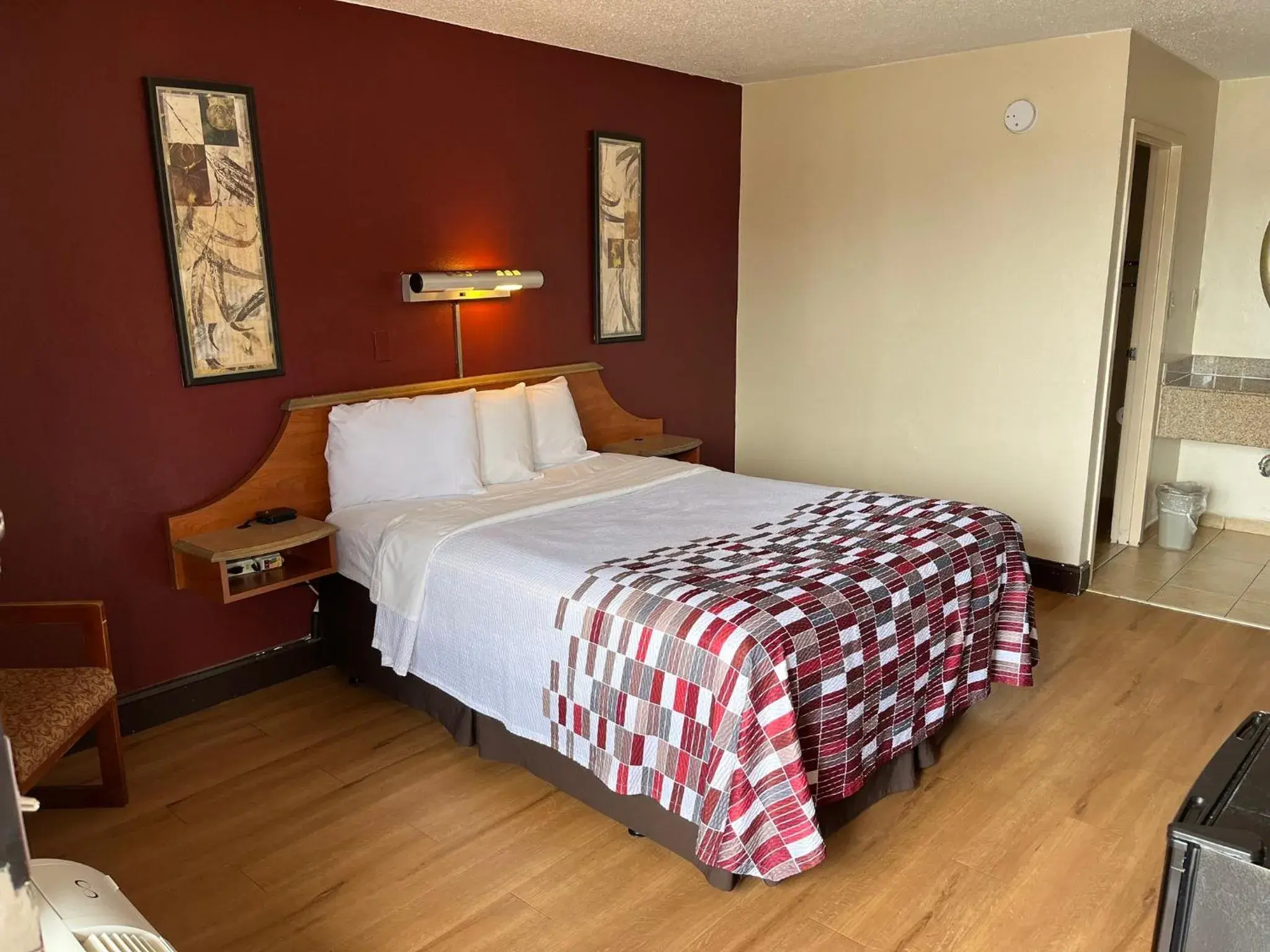 Photo of the whole room, Bed in Red Roof Inn Virginia Beach-Norfolk Airport