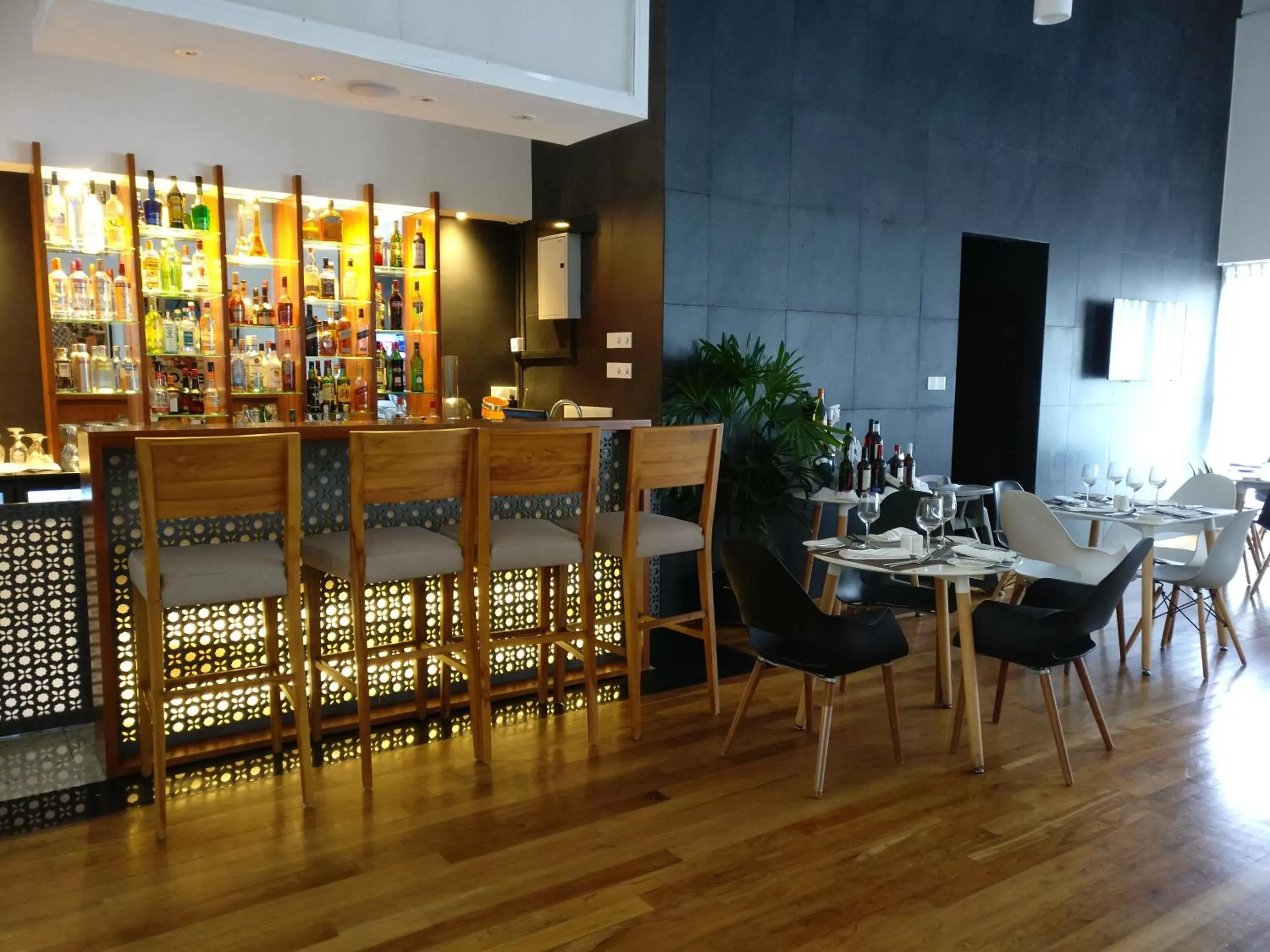 Restaurant/Places to Eat in Ocean Edge Suites & Hotel Colombo