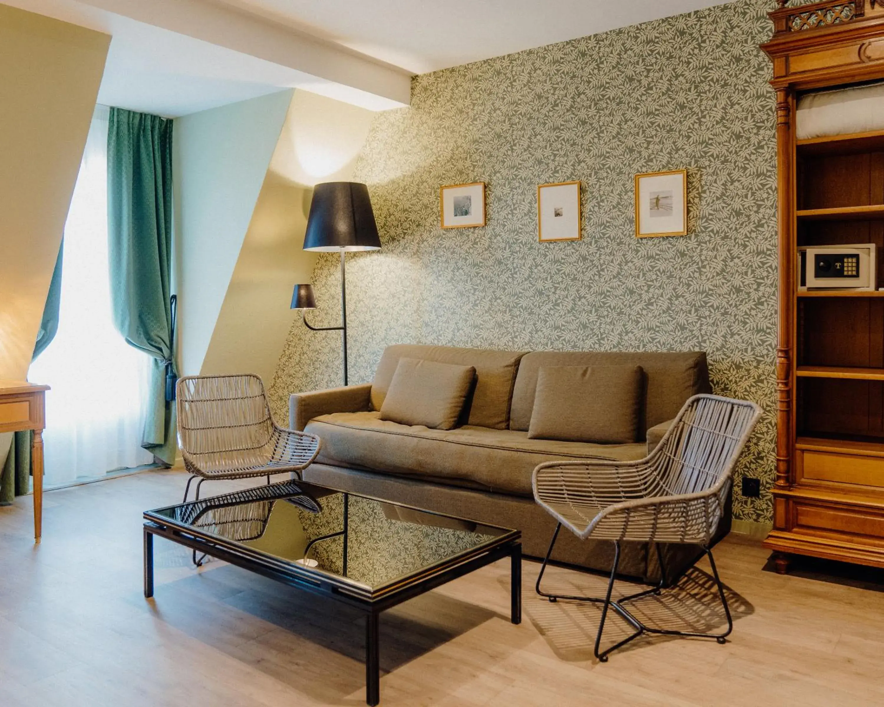 Living room, Seating Area in Hotel Le Grimaldi by Happyculture