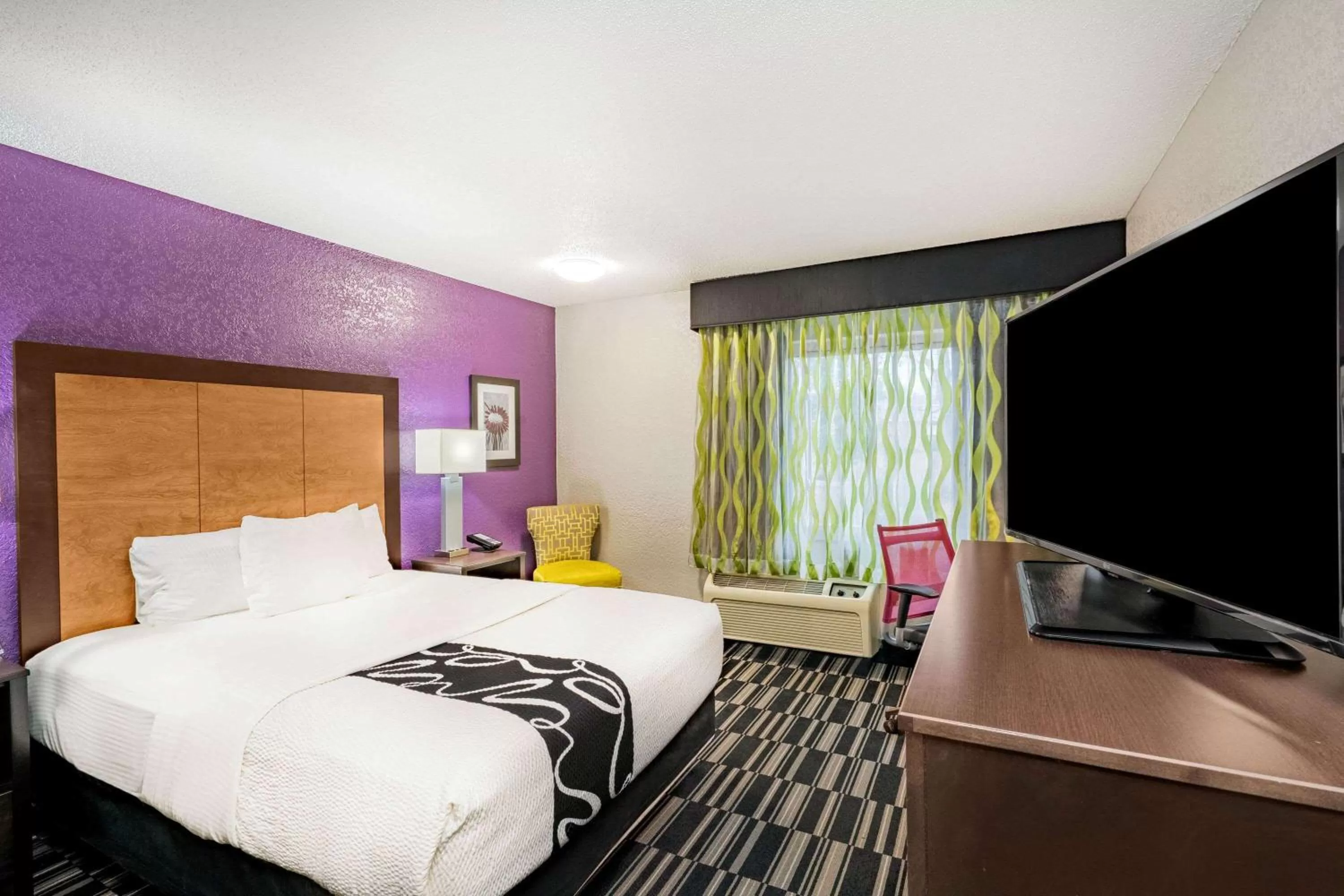 Photo of the whole room, Bed in La Quinta Inn by Wyndham El Dorado