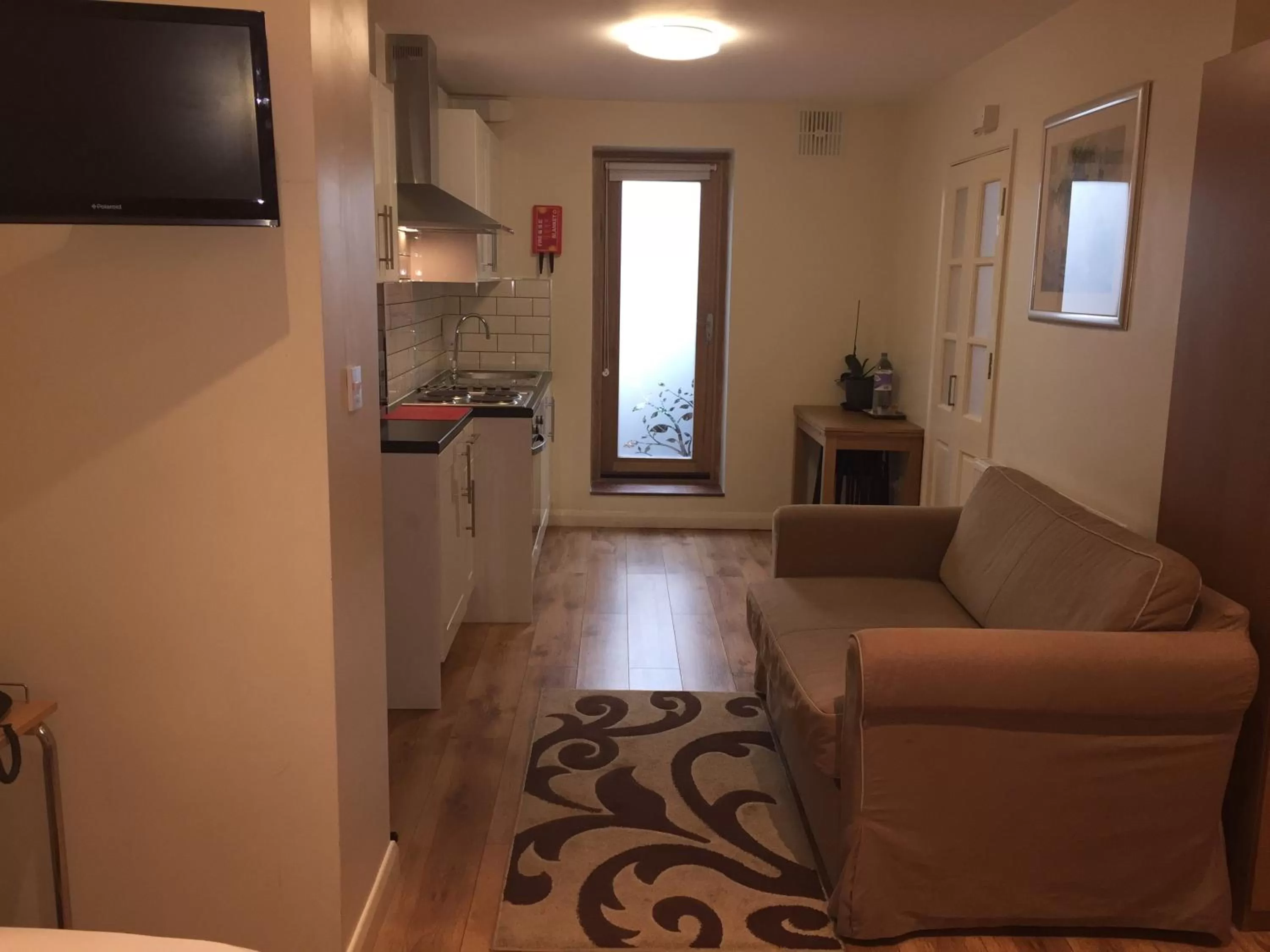 TV and multimedia in Lyall Apartment Hotel