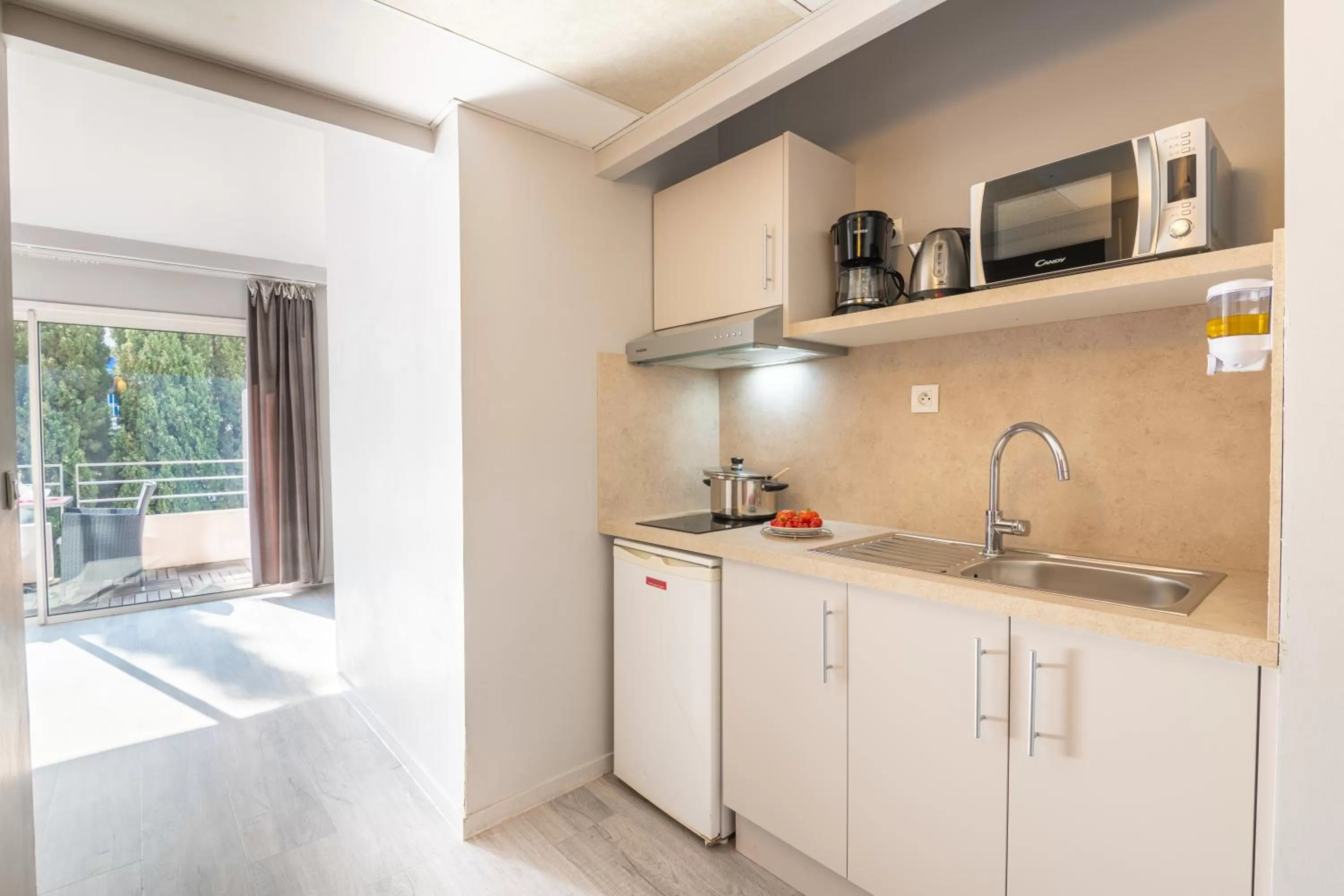 Kitchen or kitchenette in Zenitude Hôtel-Résidences Le Cannet