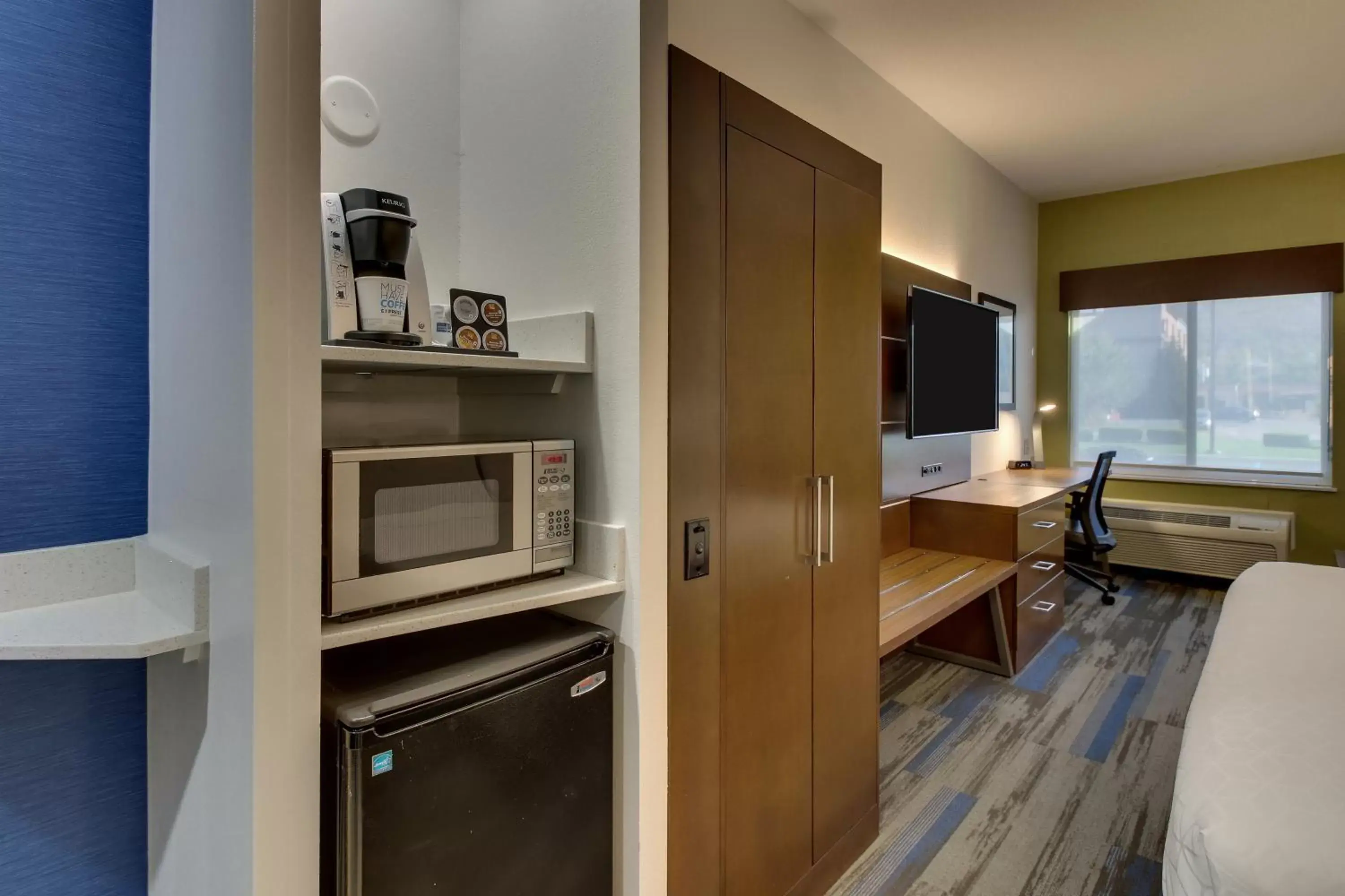 Coffee/tea facilities, Kitchen/Kitchenette in Holiday Inn Express Fishkill, an IHG Hotel