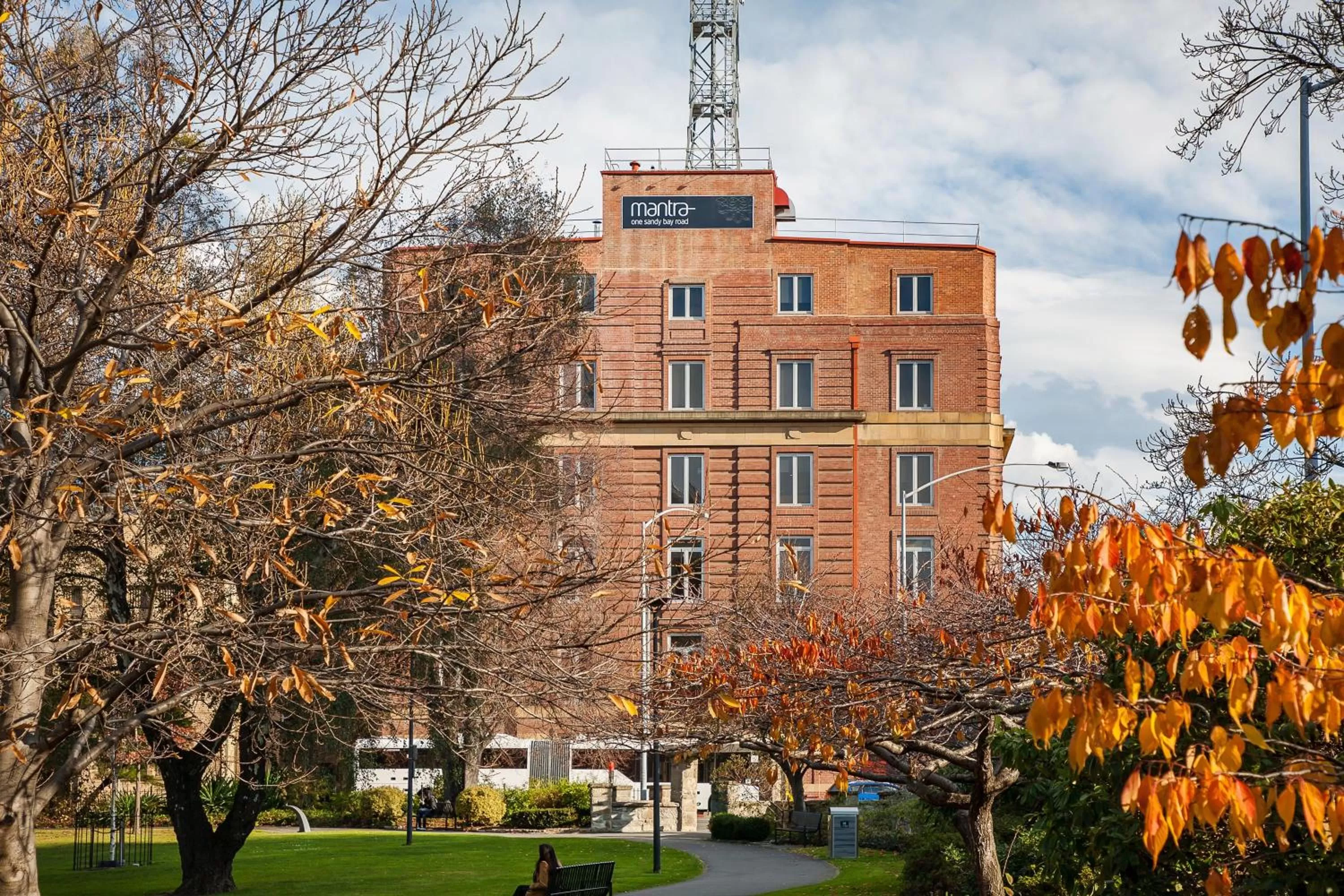 Facade/entrance in Mantra One Sandy Bay Road