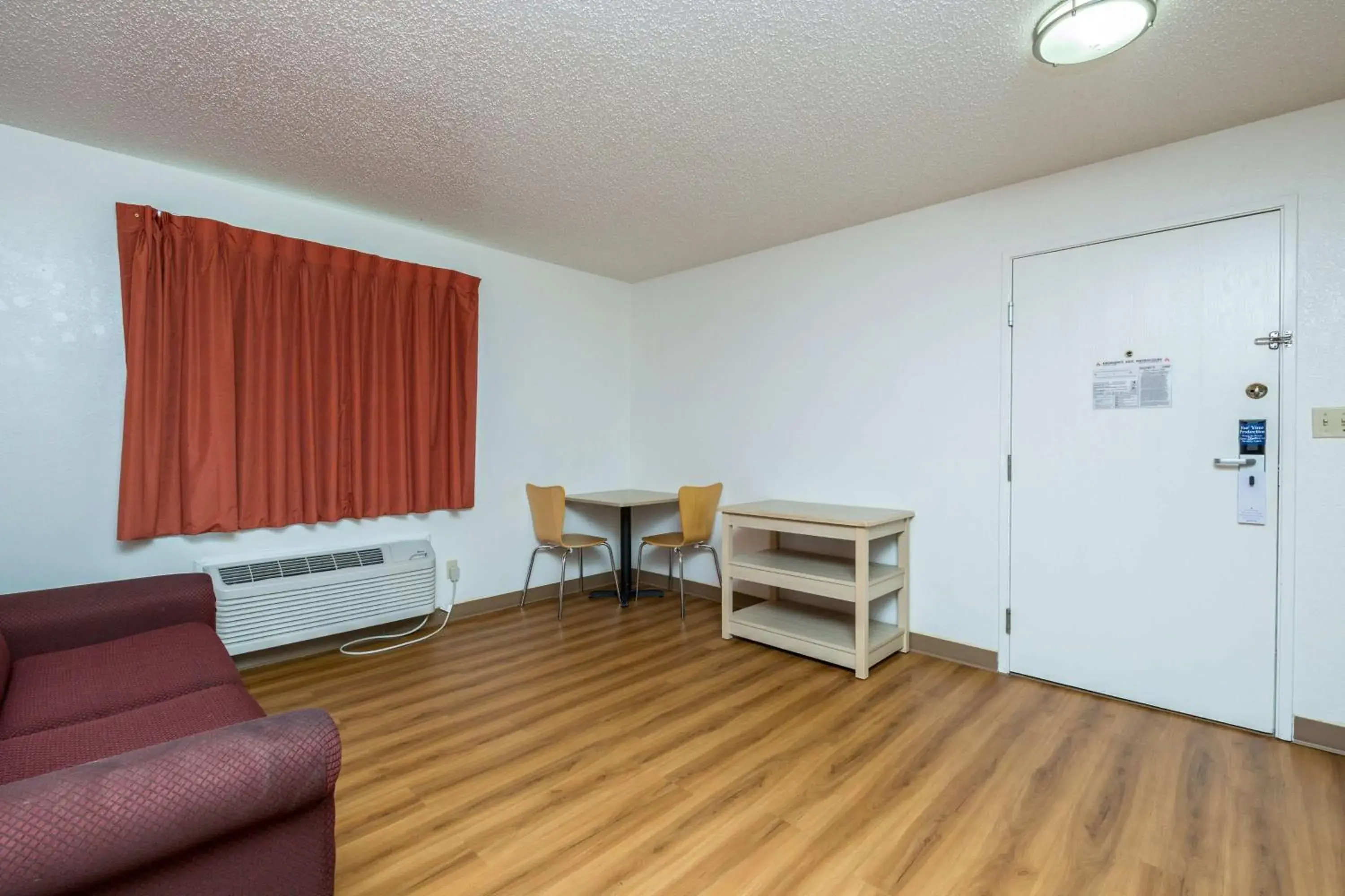 Photo of the whole room, Seating Area in Motel 6-Waterloo, IA