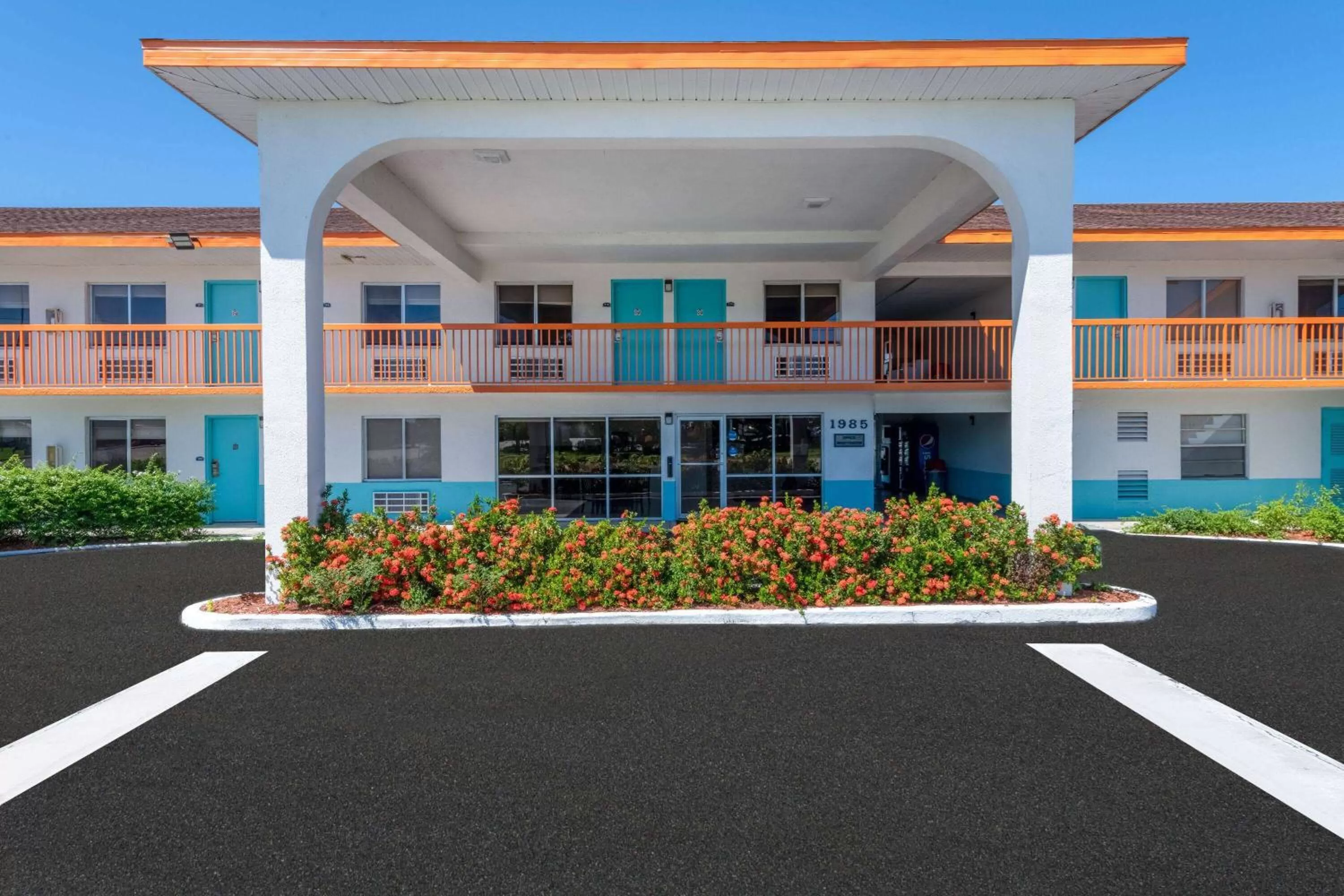Property building in Howard Johnson by Wyndham Vero Beach/I-95