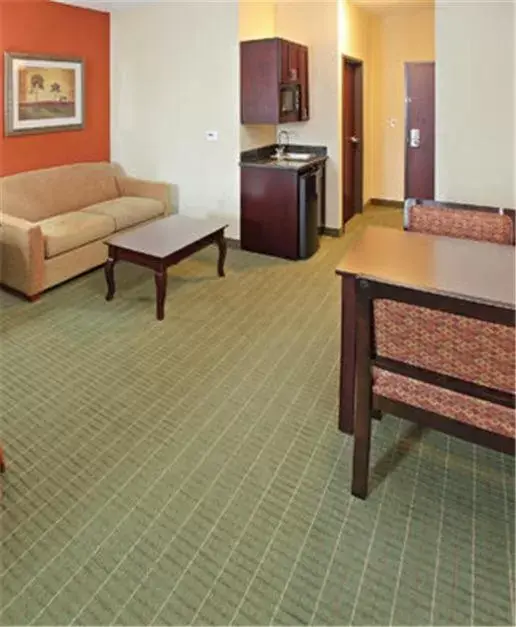 Seating Area in Holiday Inn Express Hotel & Suites Henderson - Traffic Star, an IHG Hotel