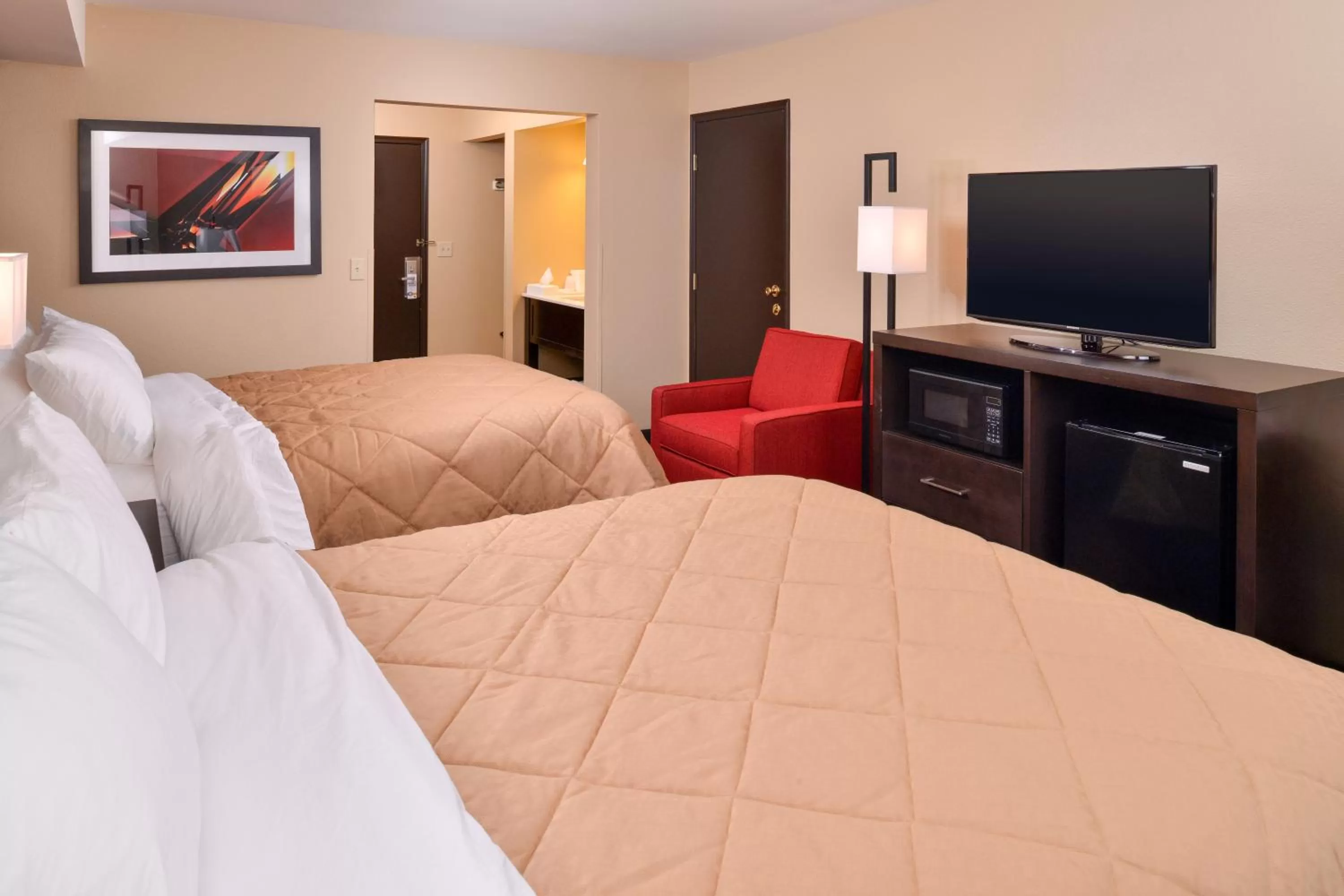 Photo of the whole room, Bed in Quality Inn & Suites Tacoma - Seattle