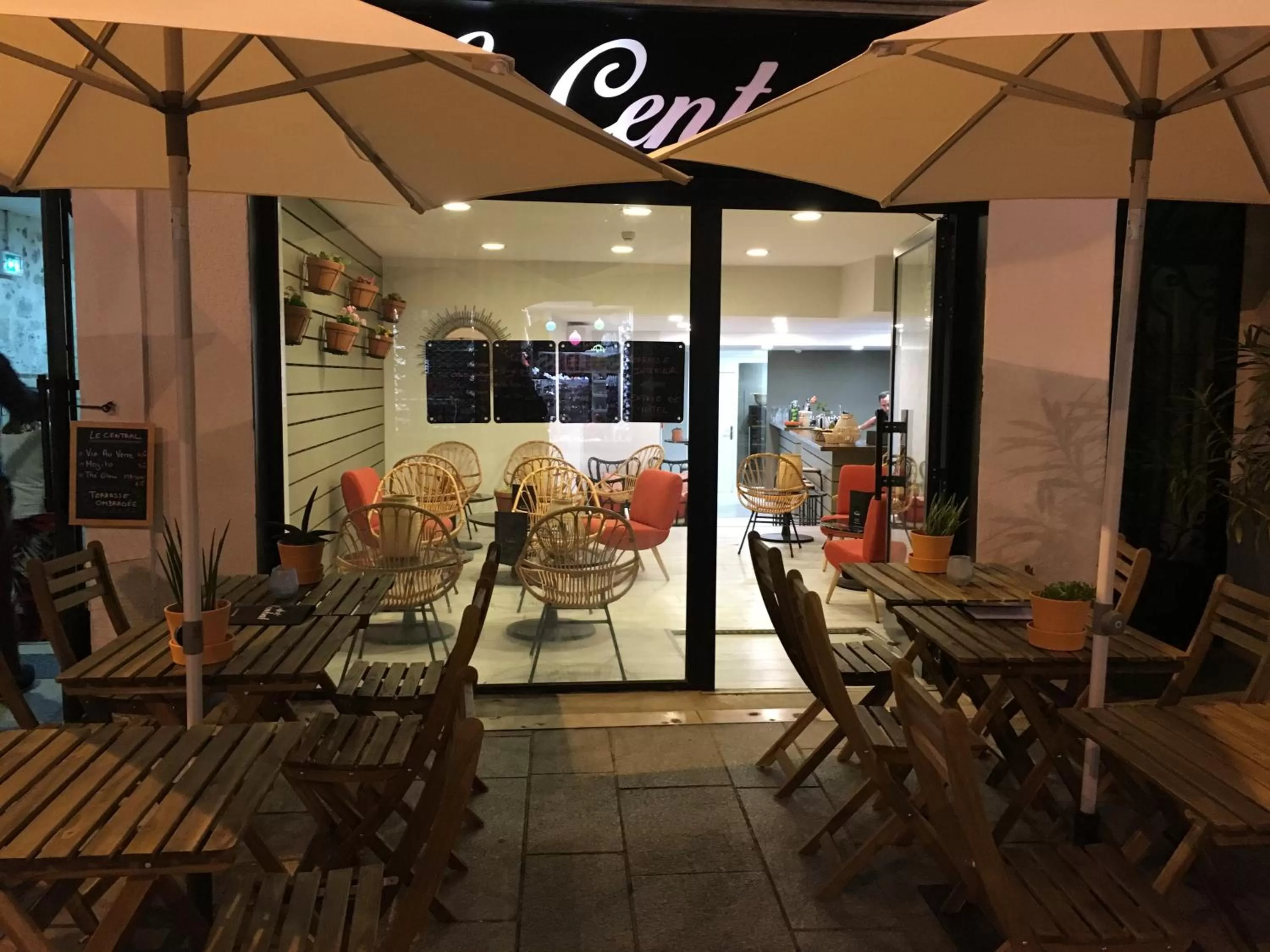 Facade/entrance in Hôtel Central