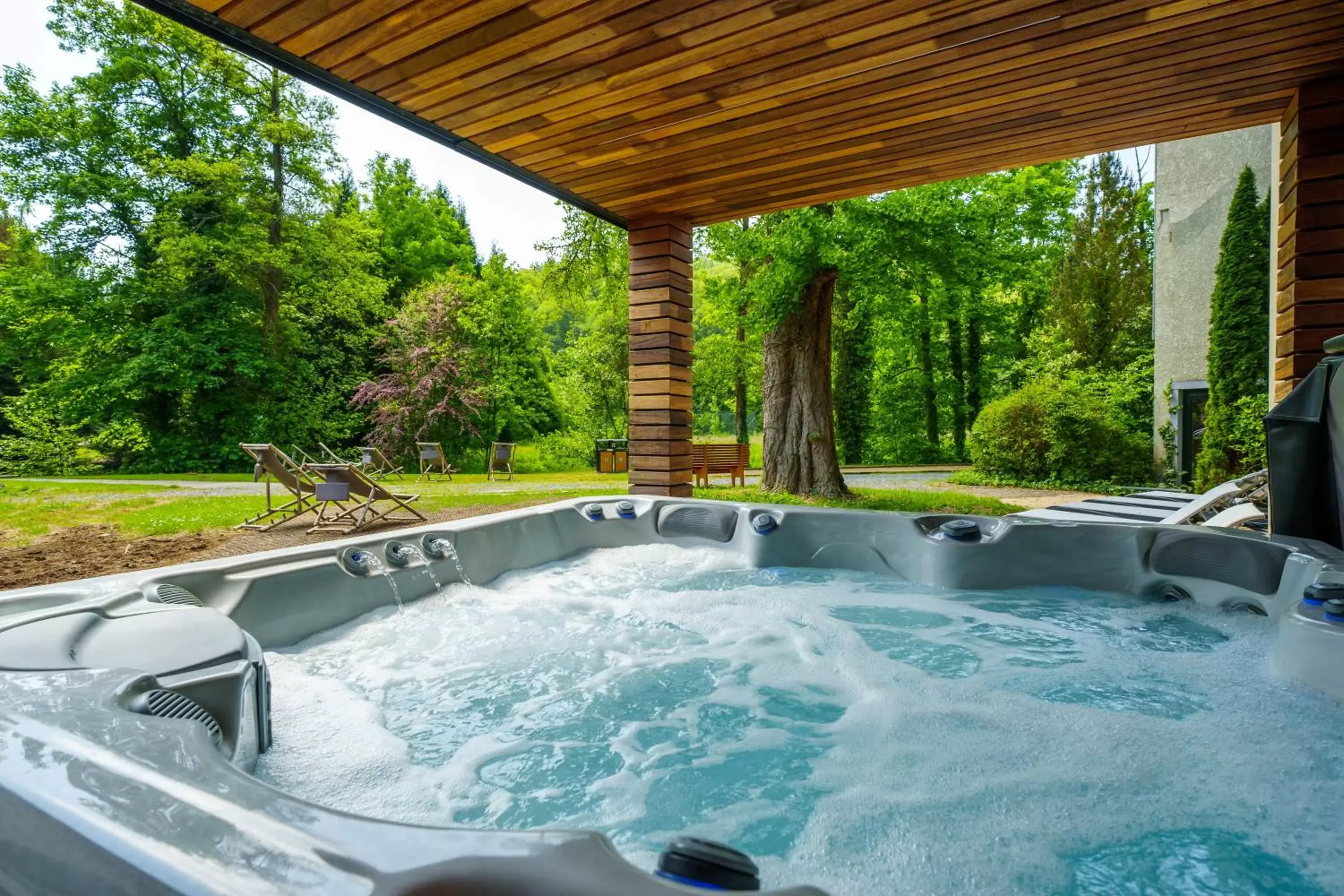 Hot Tub in Hotel Les Jardins De La Molignée