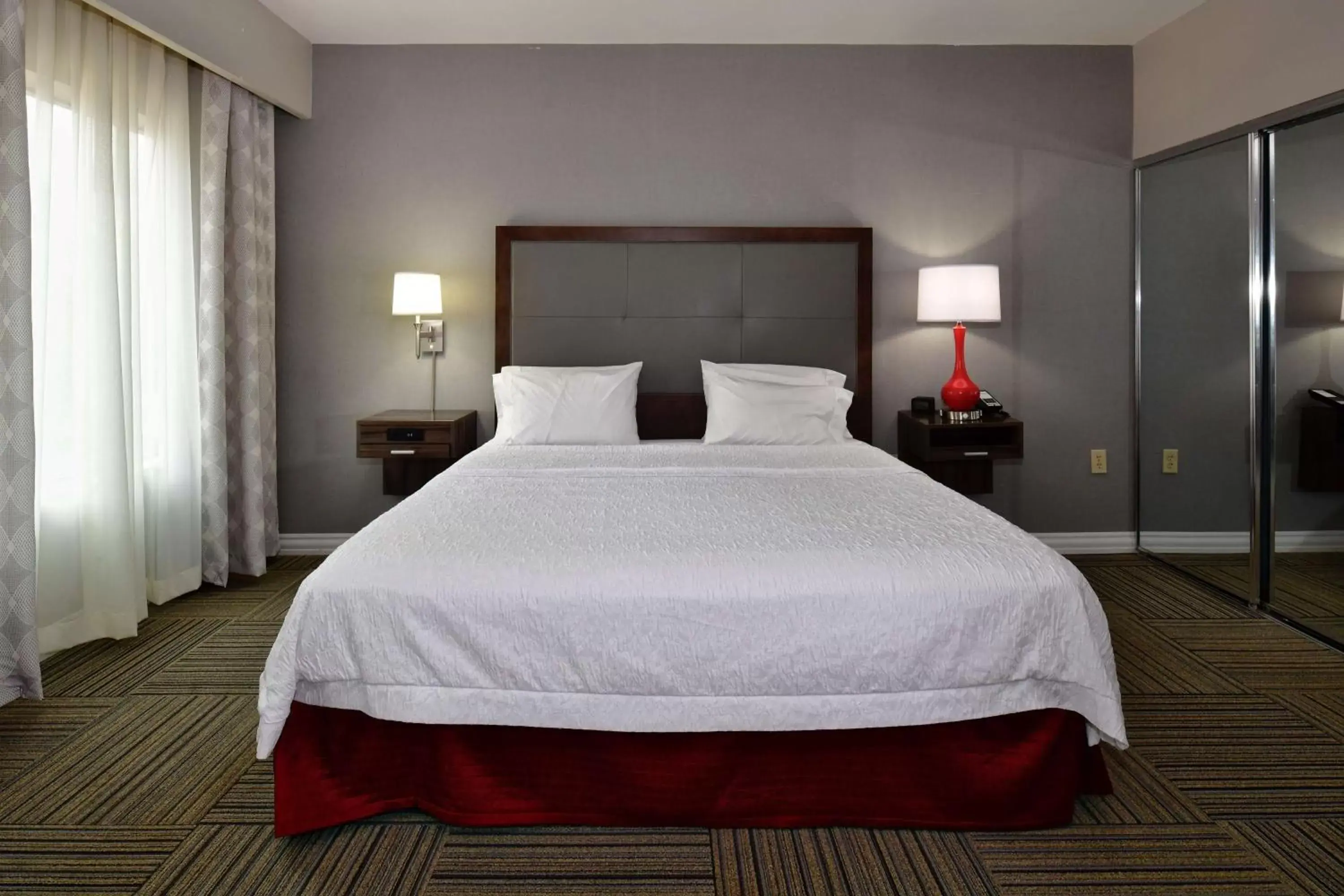 Bed in Hampton Inn & Suites Fredericksburg