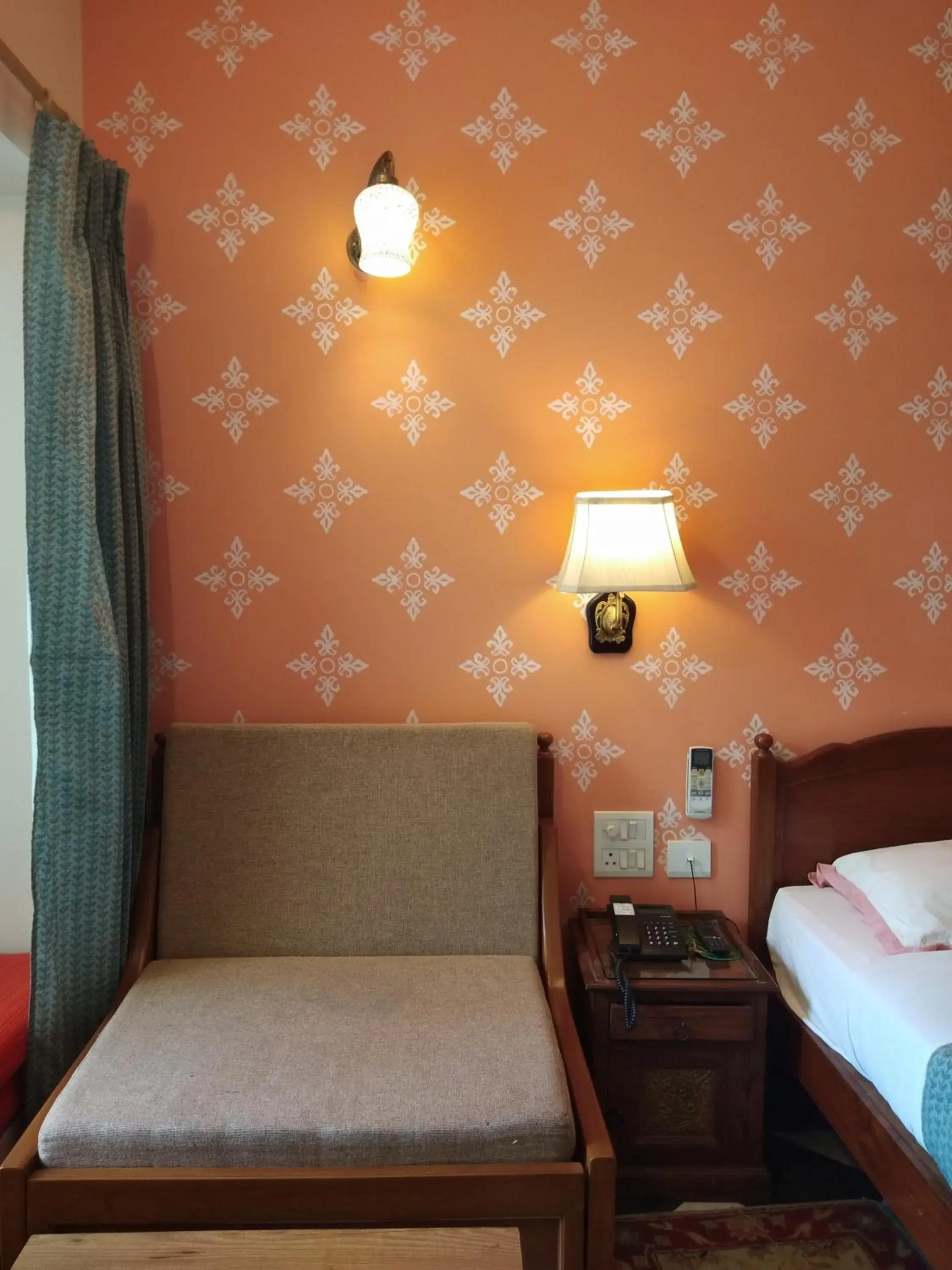 Bed in Jai Niwas Garden Hotel