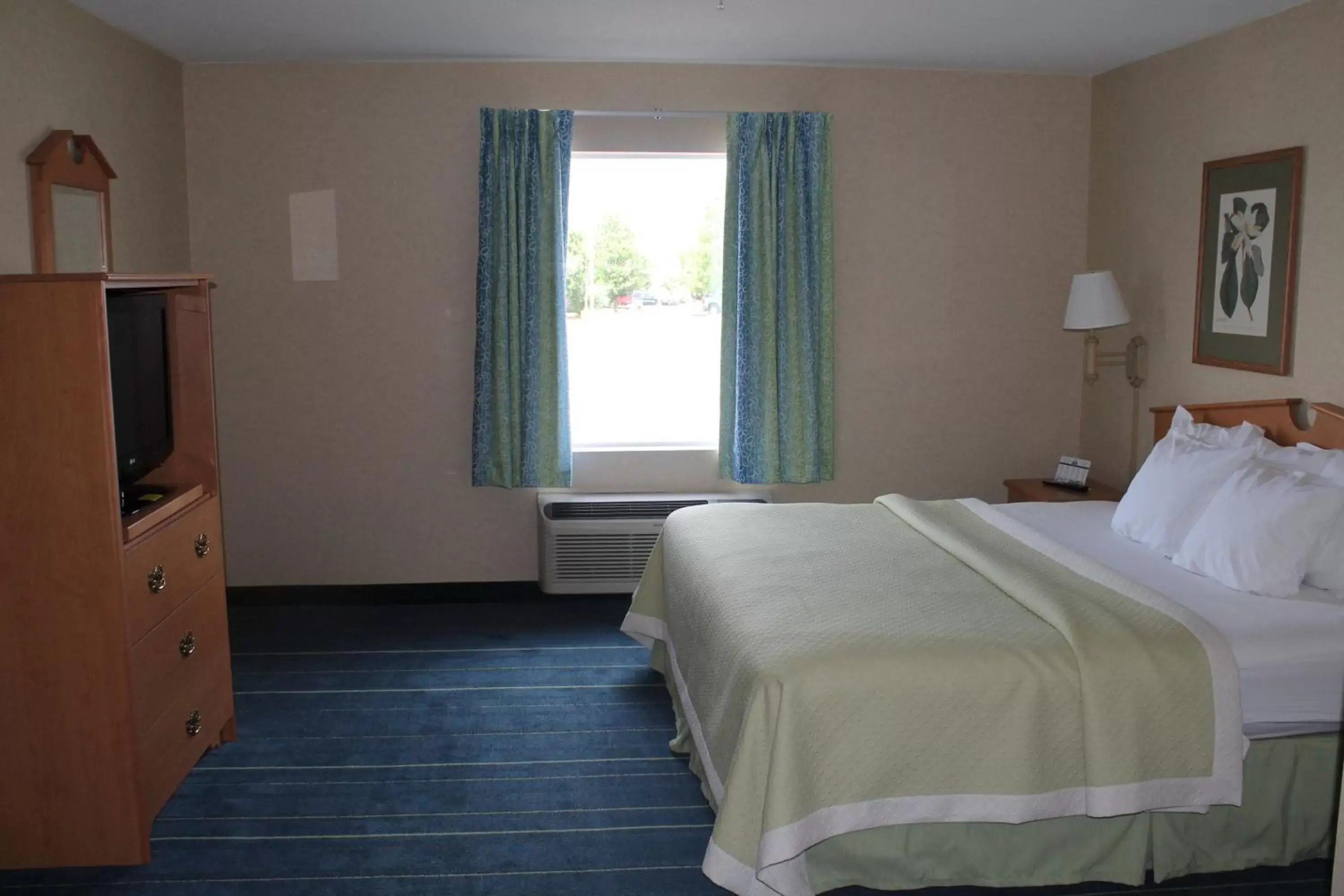 Photo of the whole room, Bed in Days Inn & Suites by Wyndham Bridgeport - Clarksburg