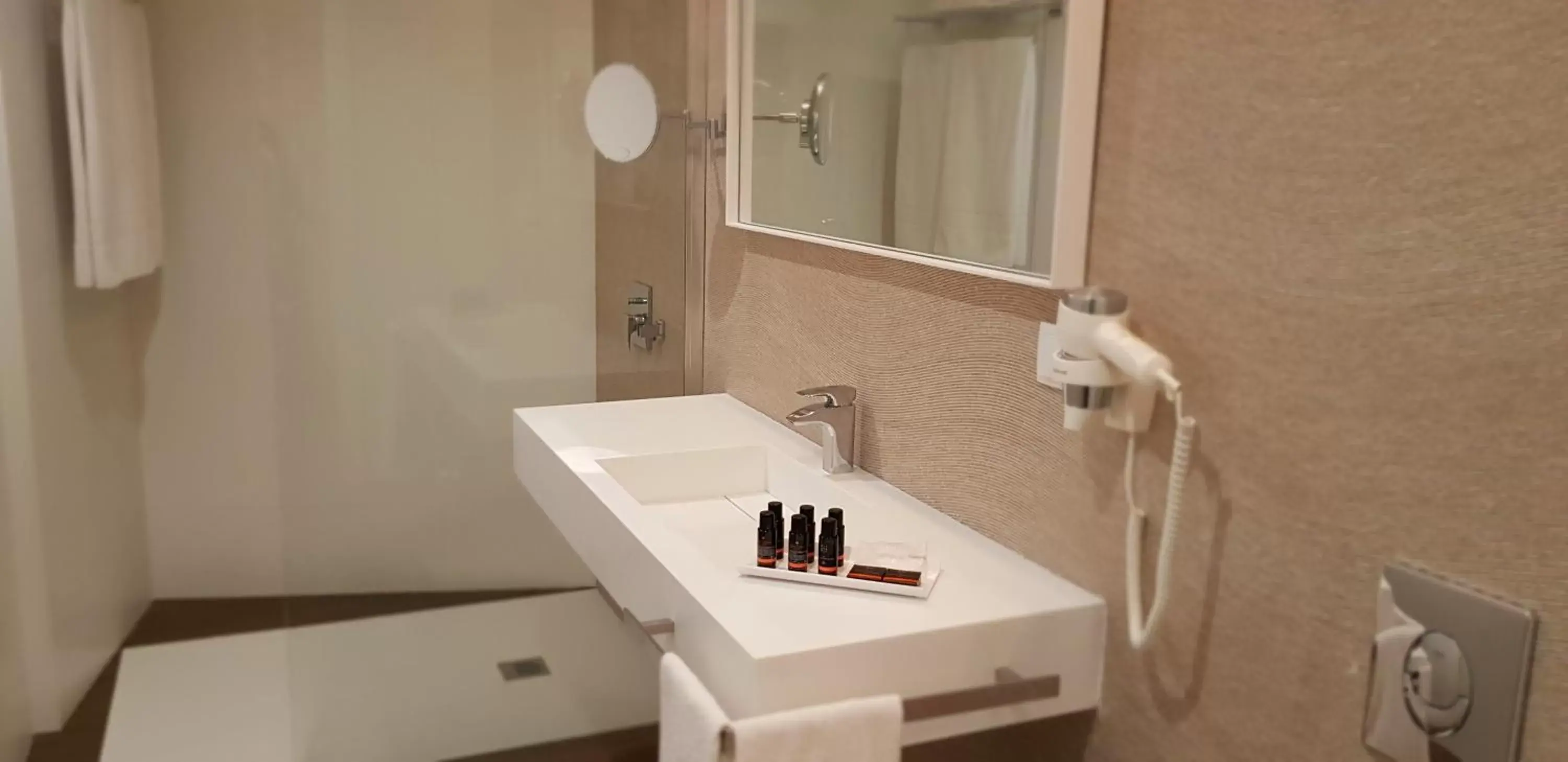 Shower, Bathroom in Thomar Boutique Hotel
