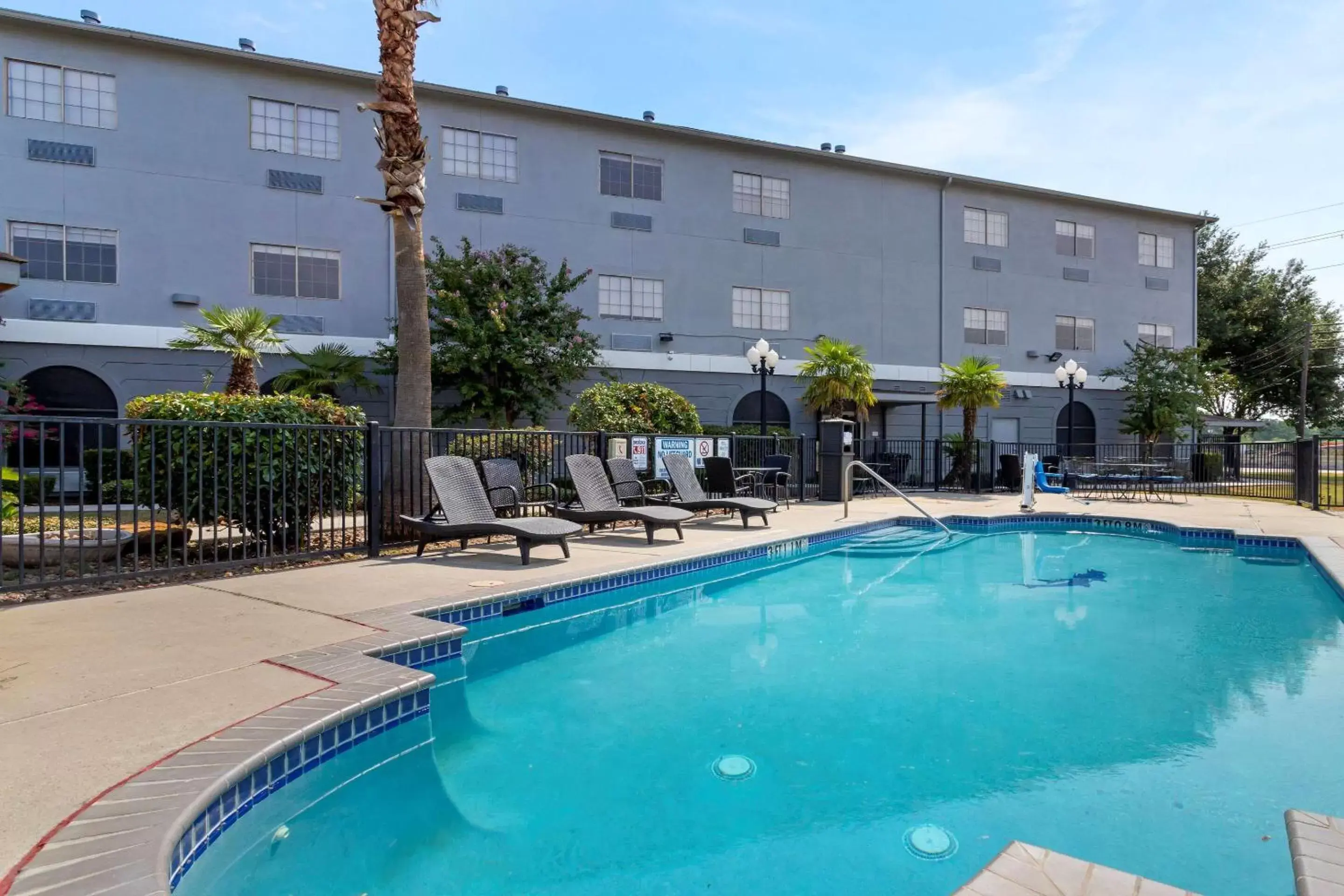 Property building, Swimming Pool in Comfort Suites Kingwood Humble Houston North