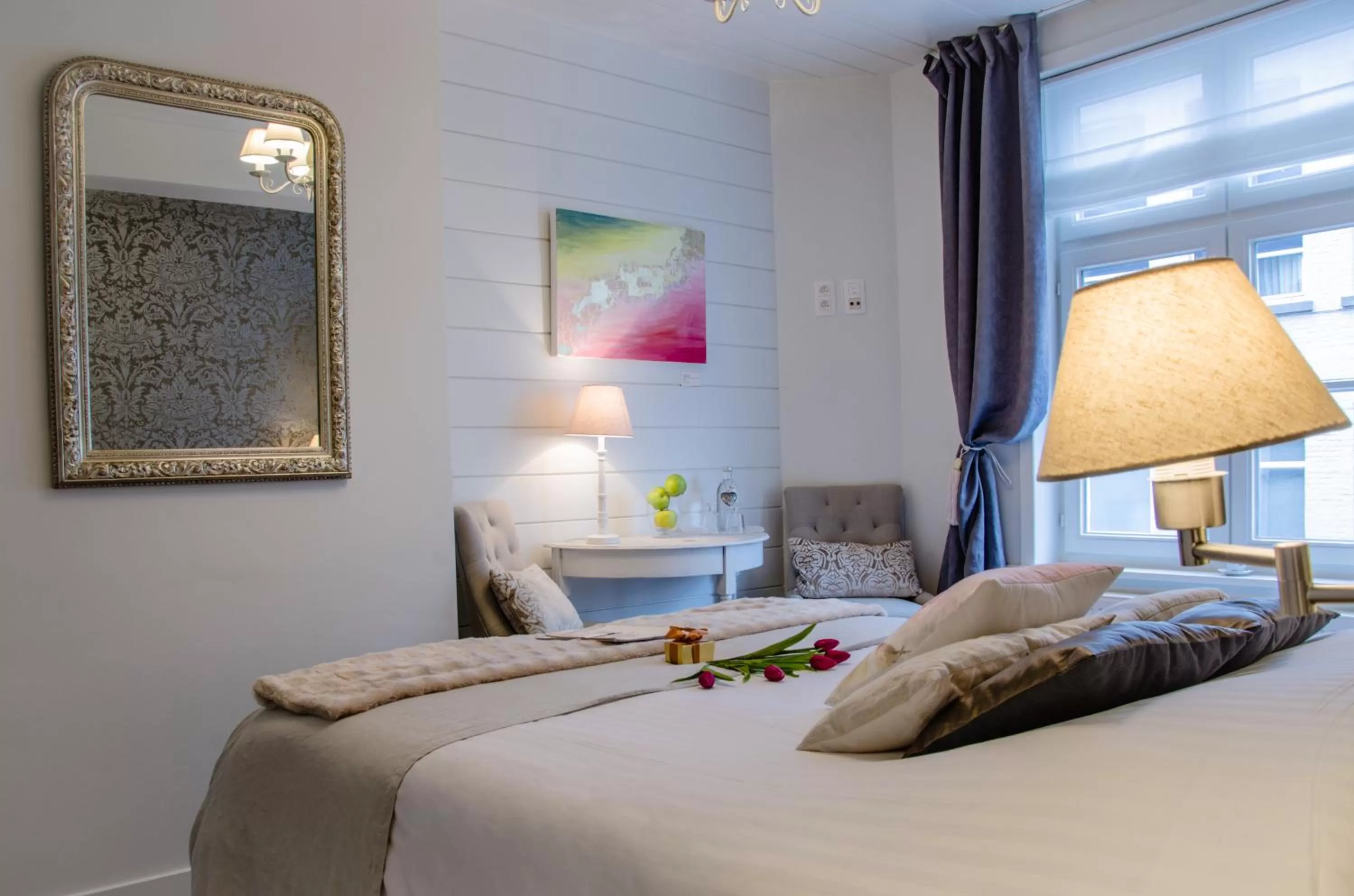 Seating area, Bed in The White Queen B&B