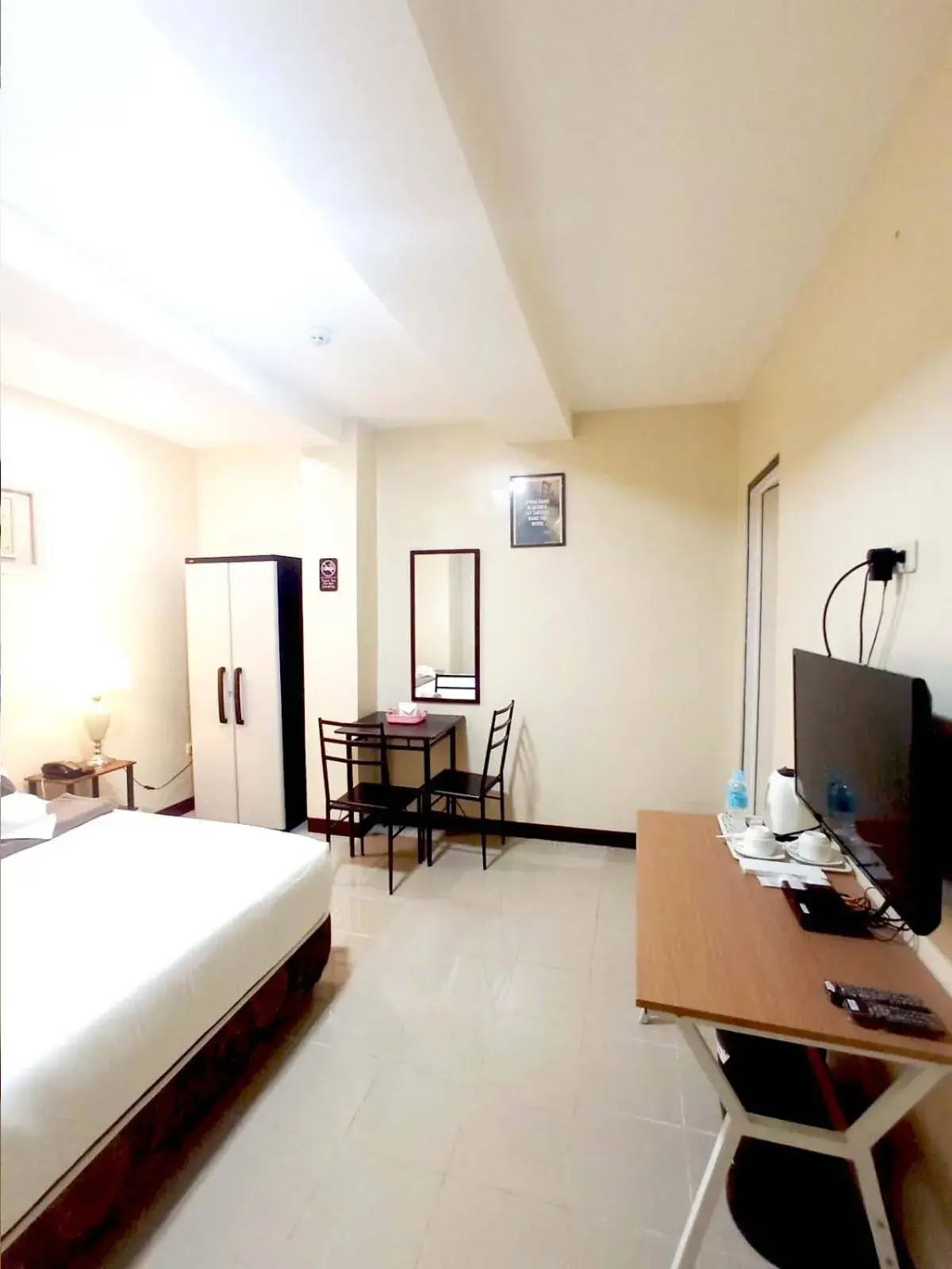 Bedroom, TV/Entertainment Center in B&J Guesthouse Tagbilaran