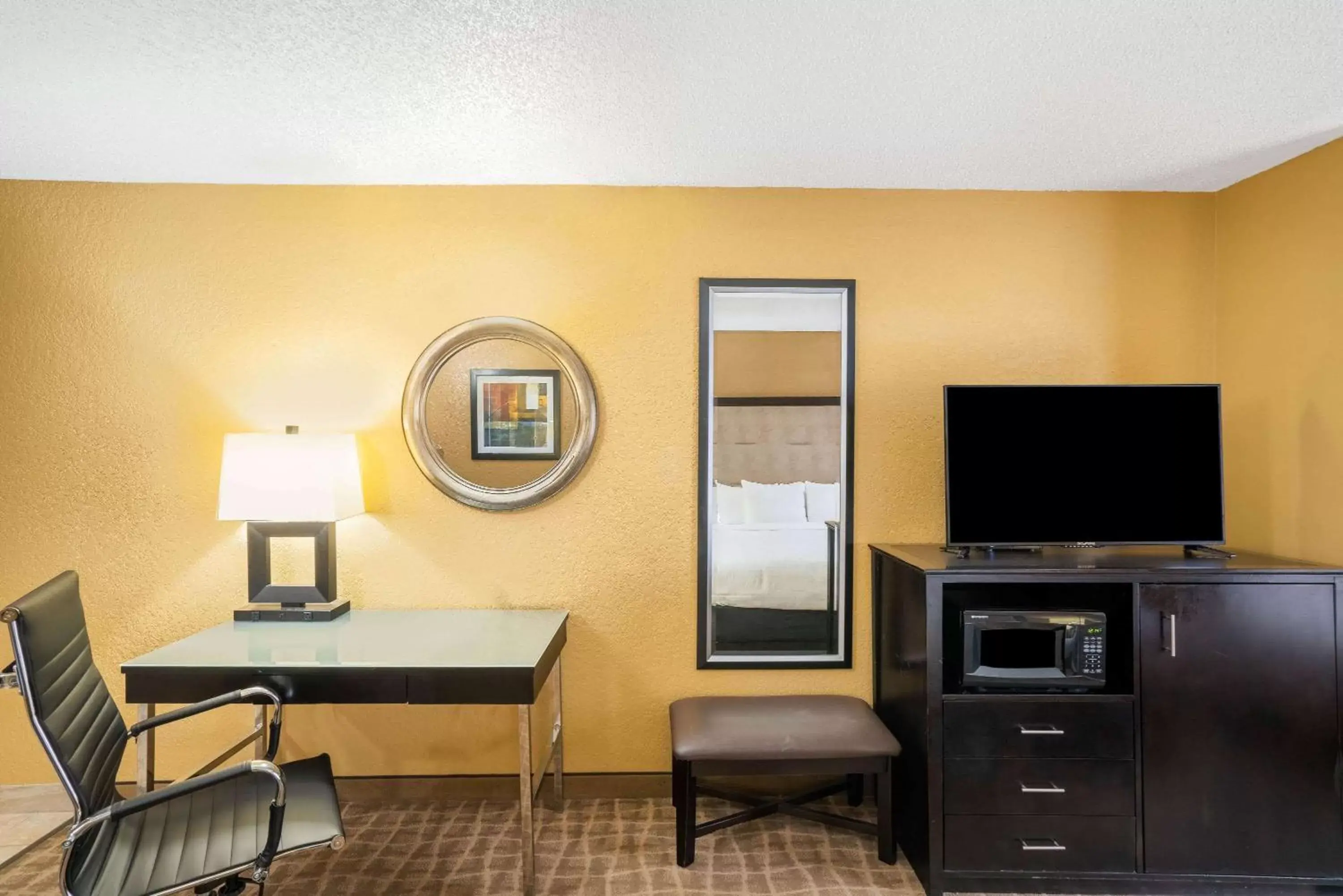 Photo of the whole room, TV/Entertainment Center in La Quinta Inn & Suites by Wyndham Hot Springs