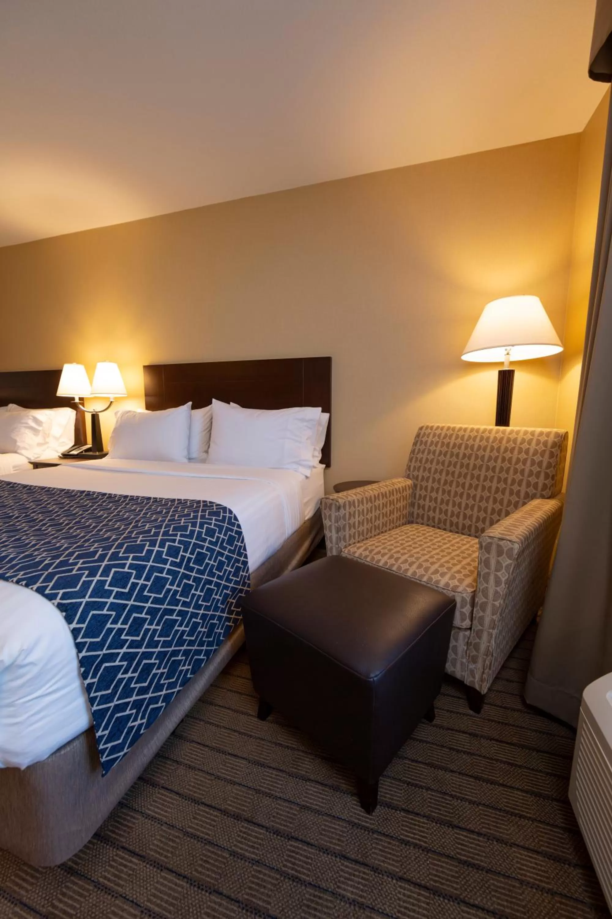 Seating area, Bed in Bayview Hotel