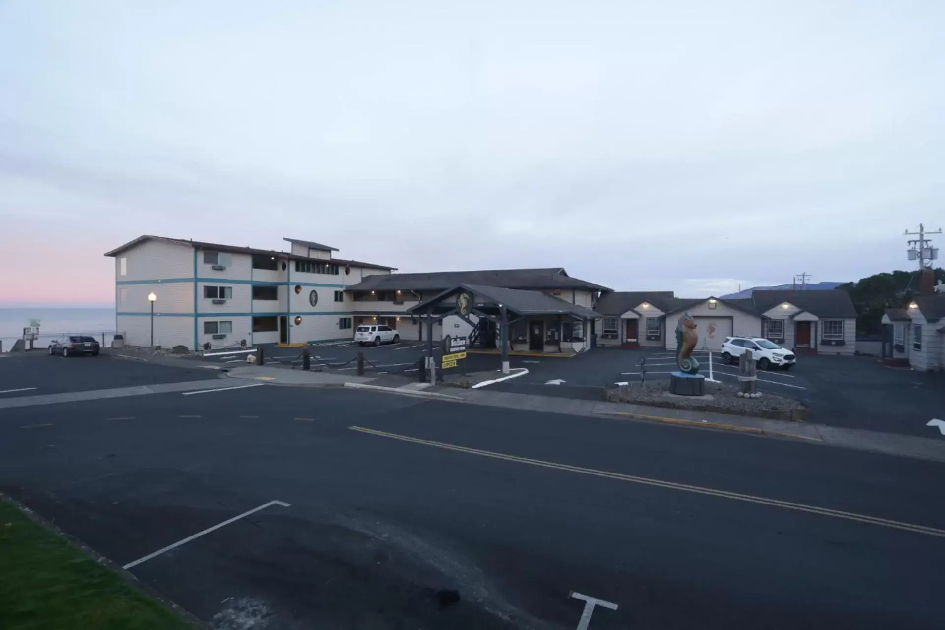 Street view, Property Building in Seahorse Oceanfront Lodging