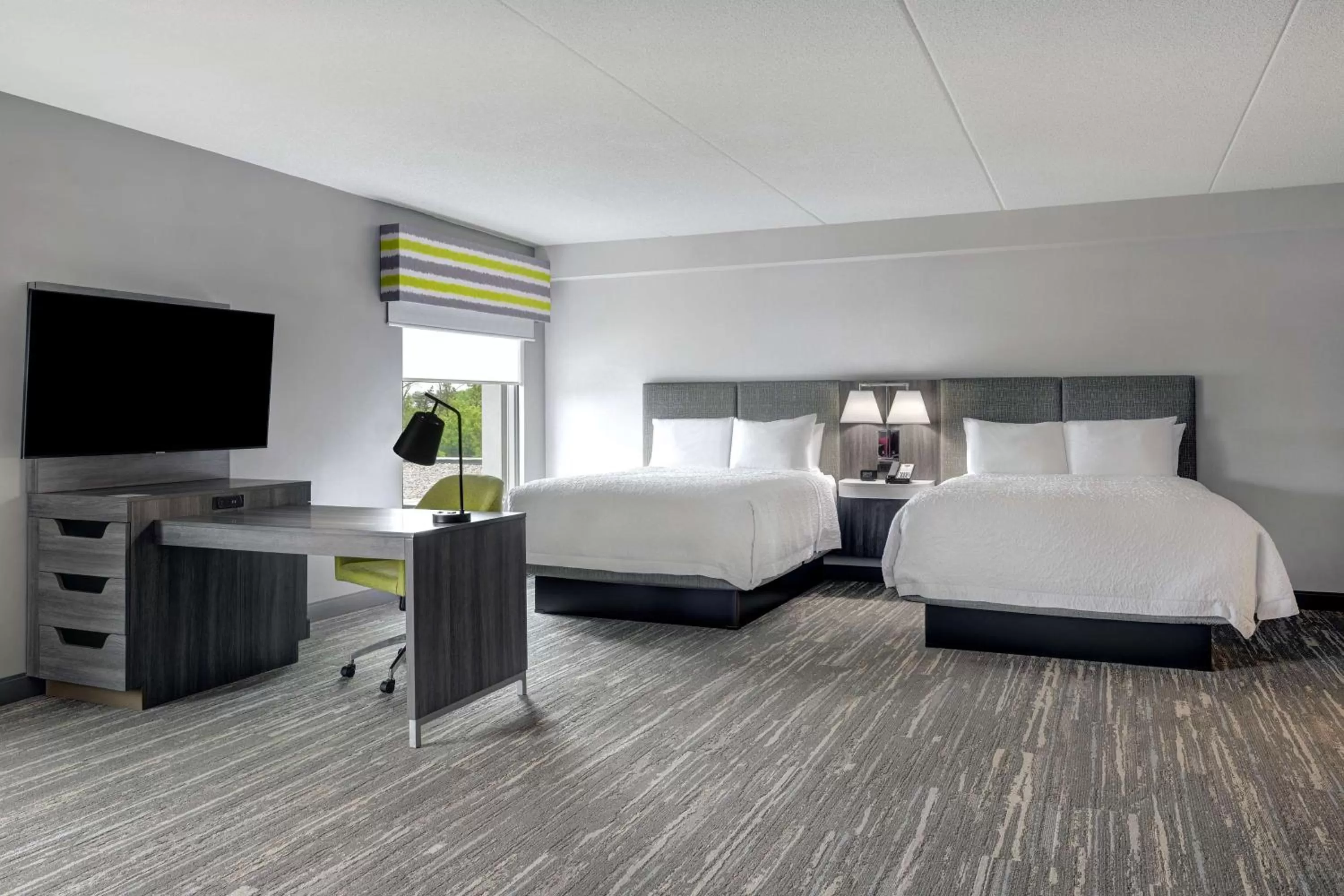 Coffee/tea facilities, Bed in Hampton Inn & Suites Burlington, Ontario, Canada