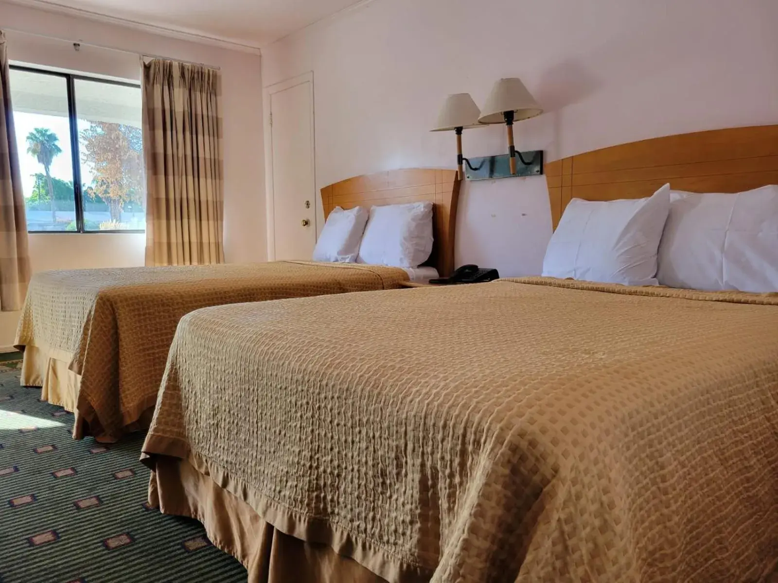 Bedroom, Bed in Emerald Inn & Lounge