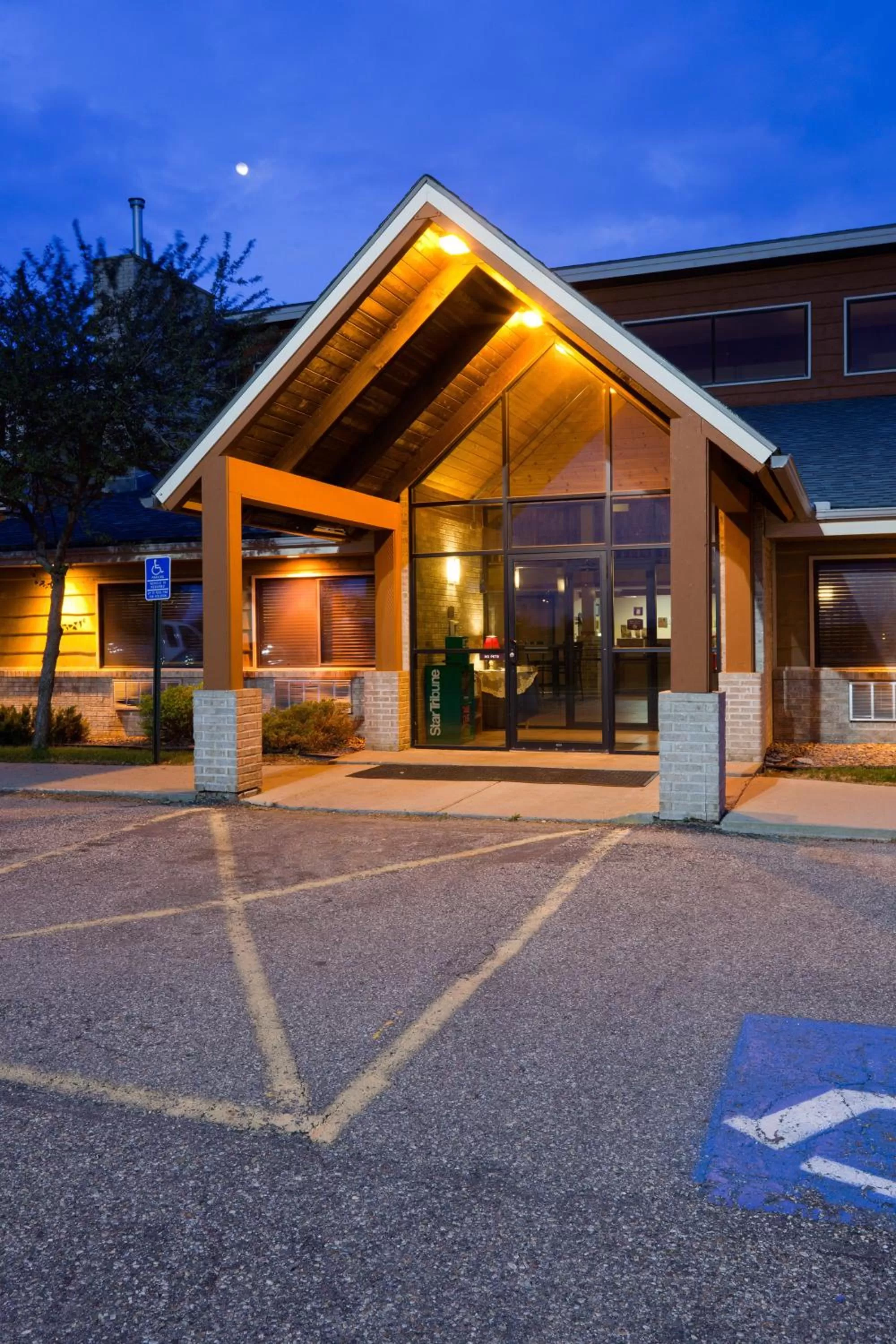 Facade/entrance in AmericInn by Wyndham Blue Earth