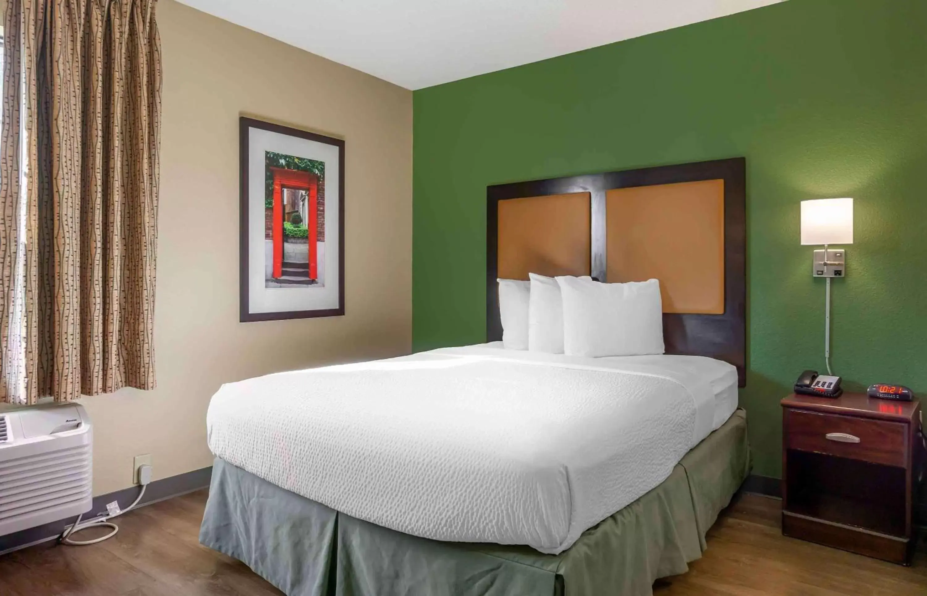 Bedroom, Bed in Extended Stay America Suites - Seattle - Everett - North