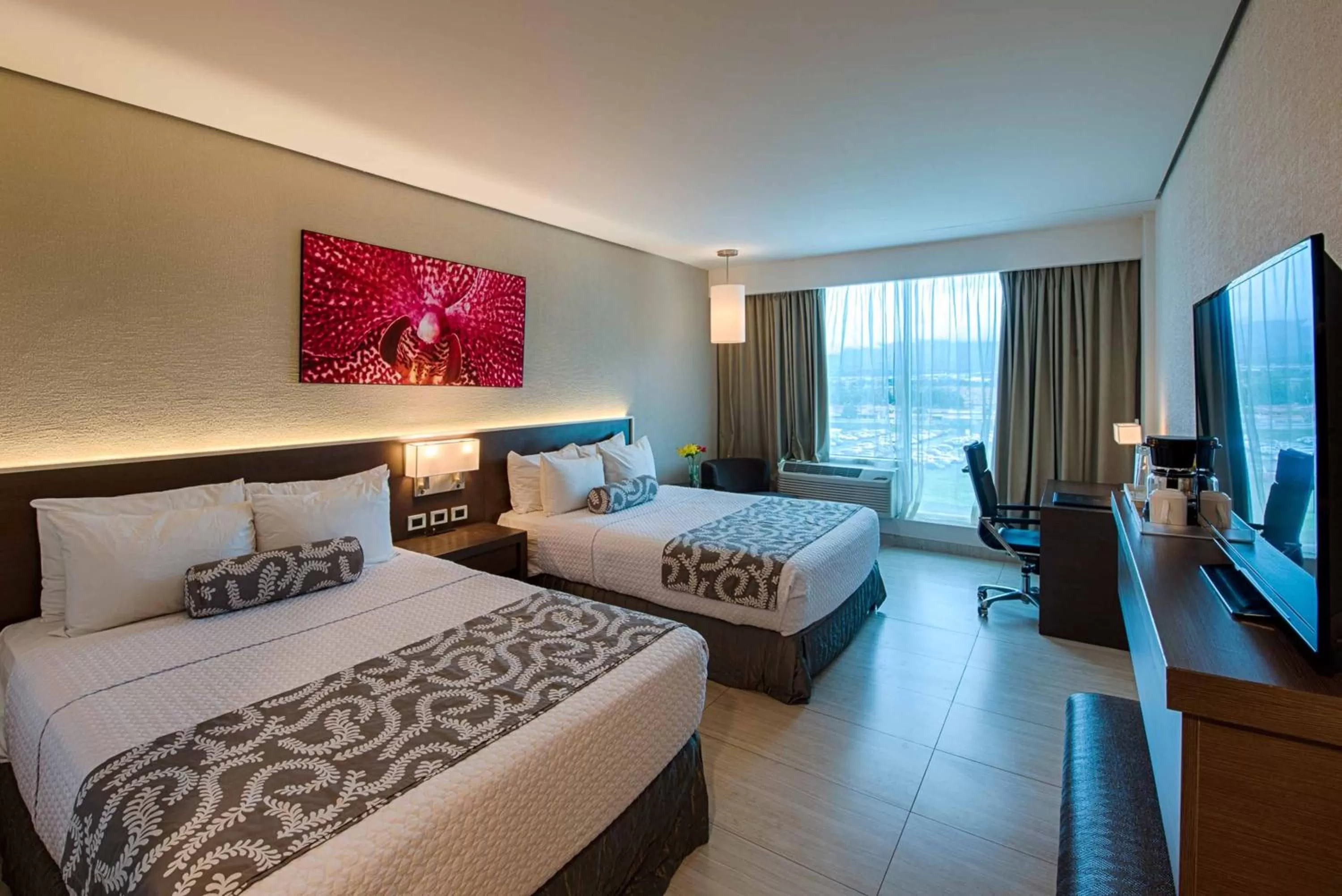 Photo of the whole room, Bed in Crowne Plaza Airport by IHG