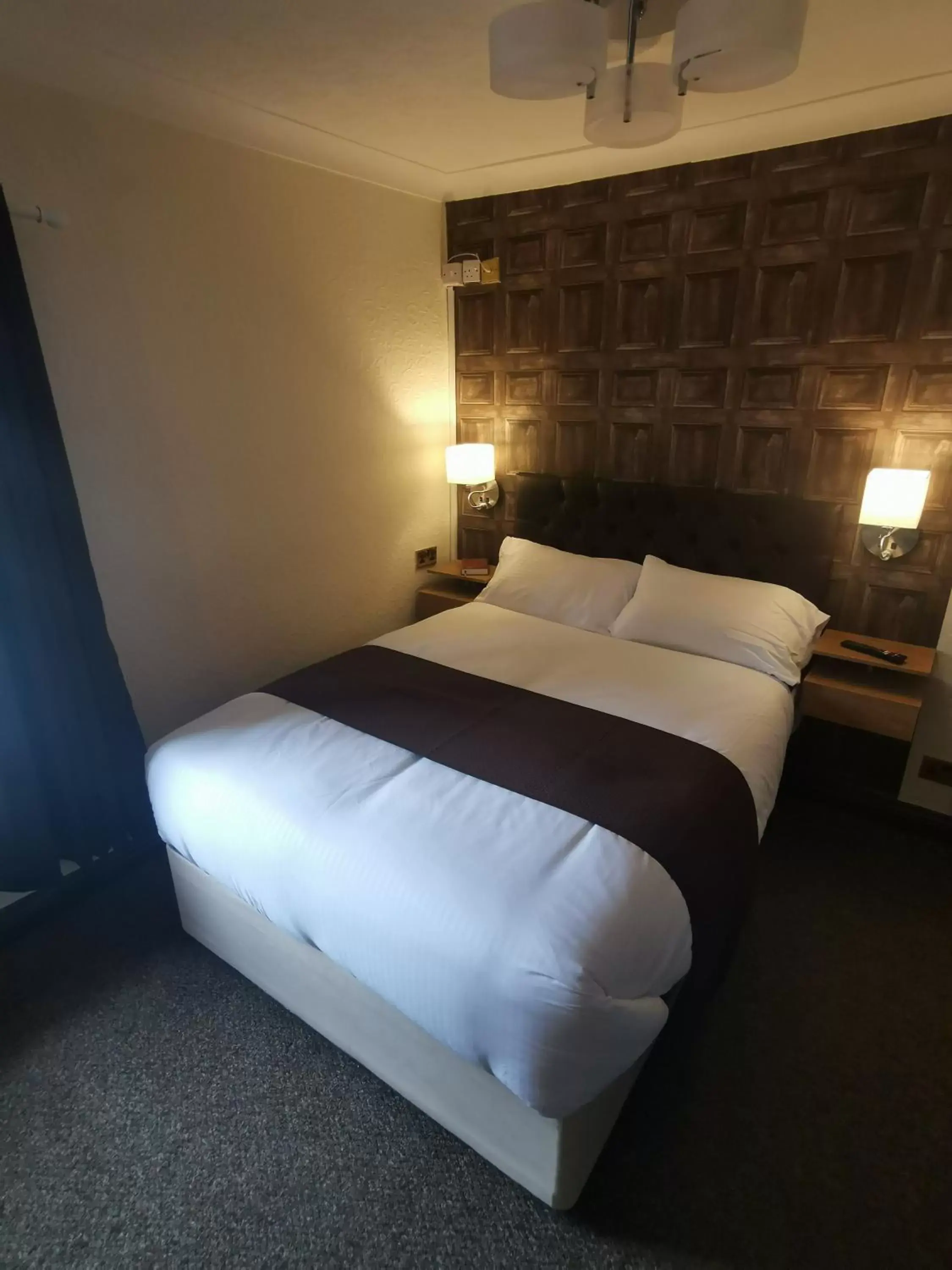 Bathroom, Bed in The Redwell Inn