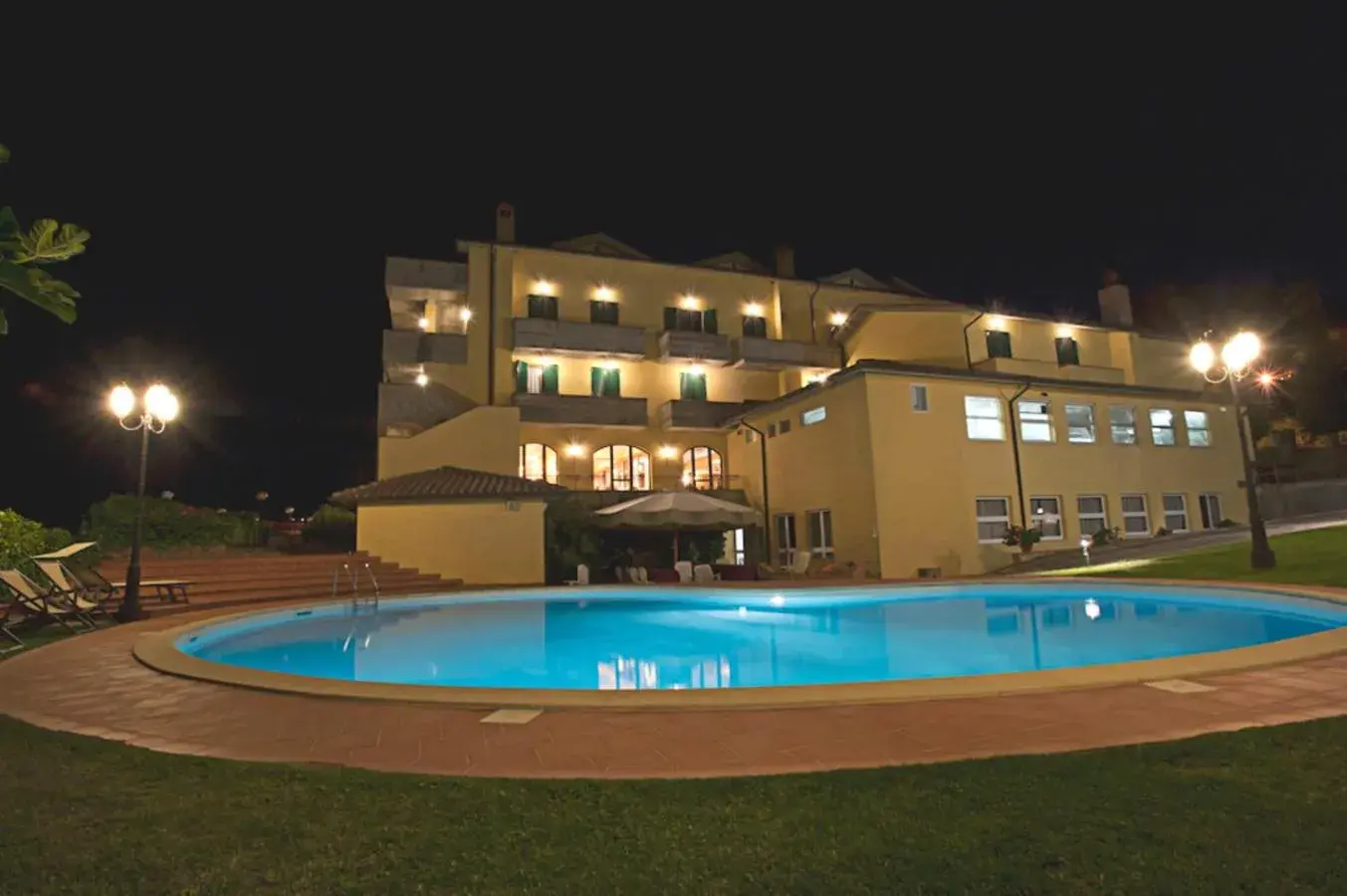 Swimming pool, Property Building in Albergo La Lanterna