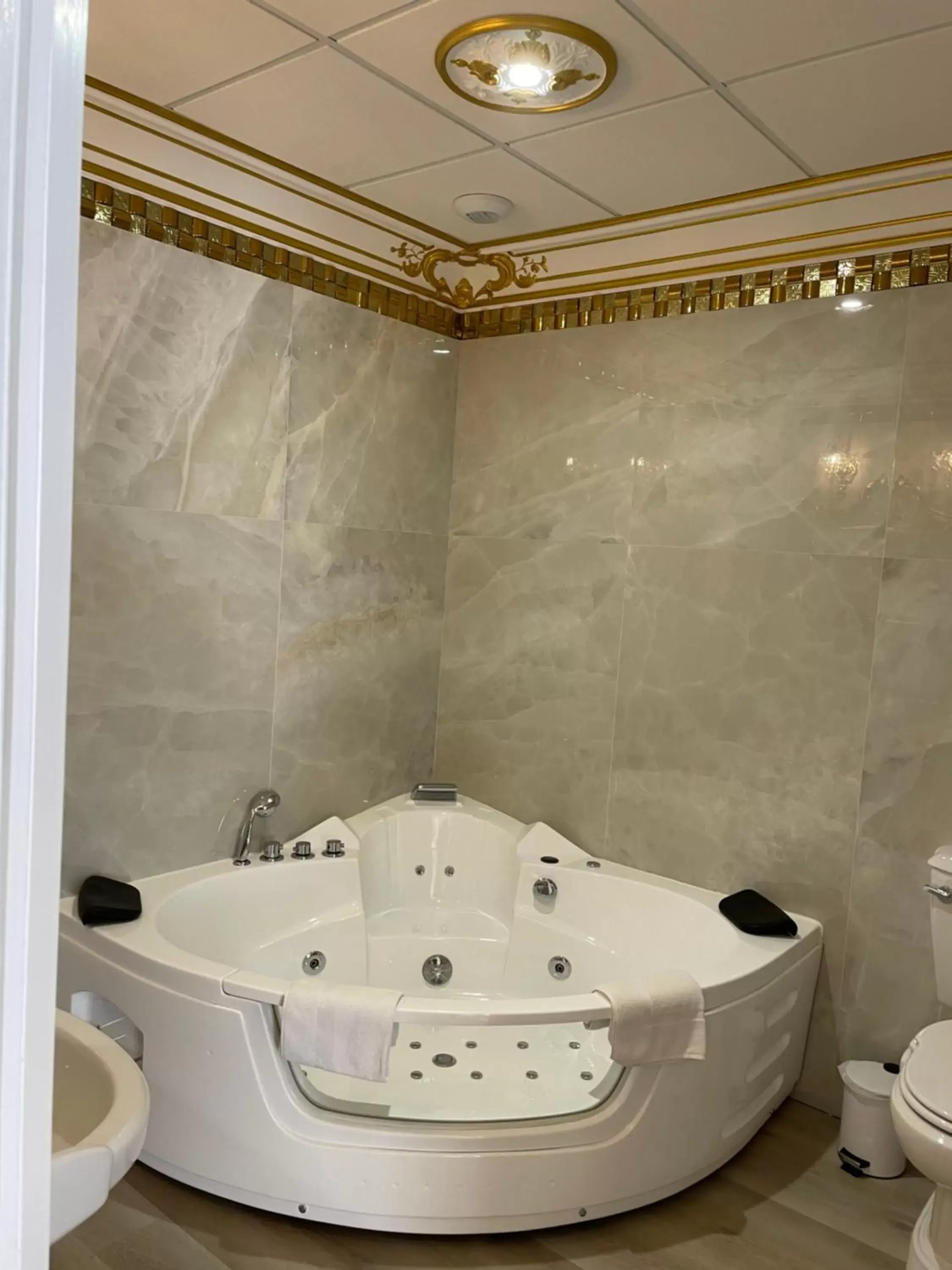 Property building, Bathroom in Suite Royale Maison de l'église du couvent