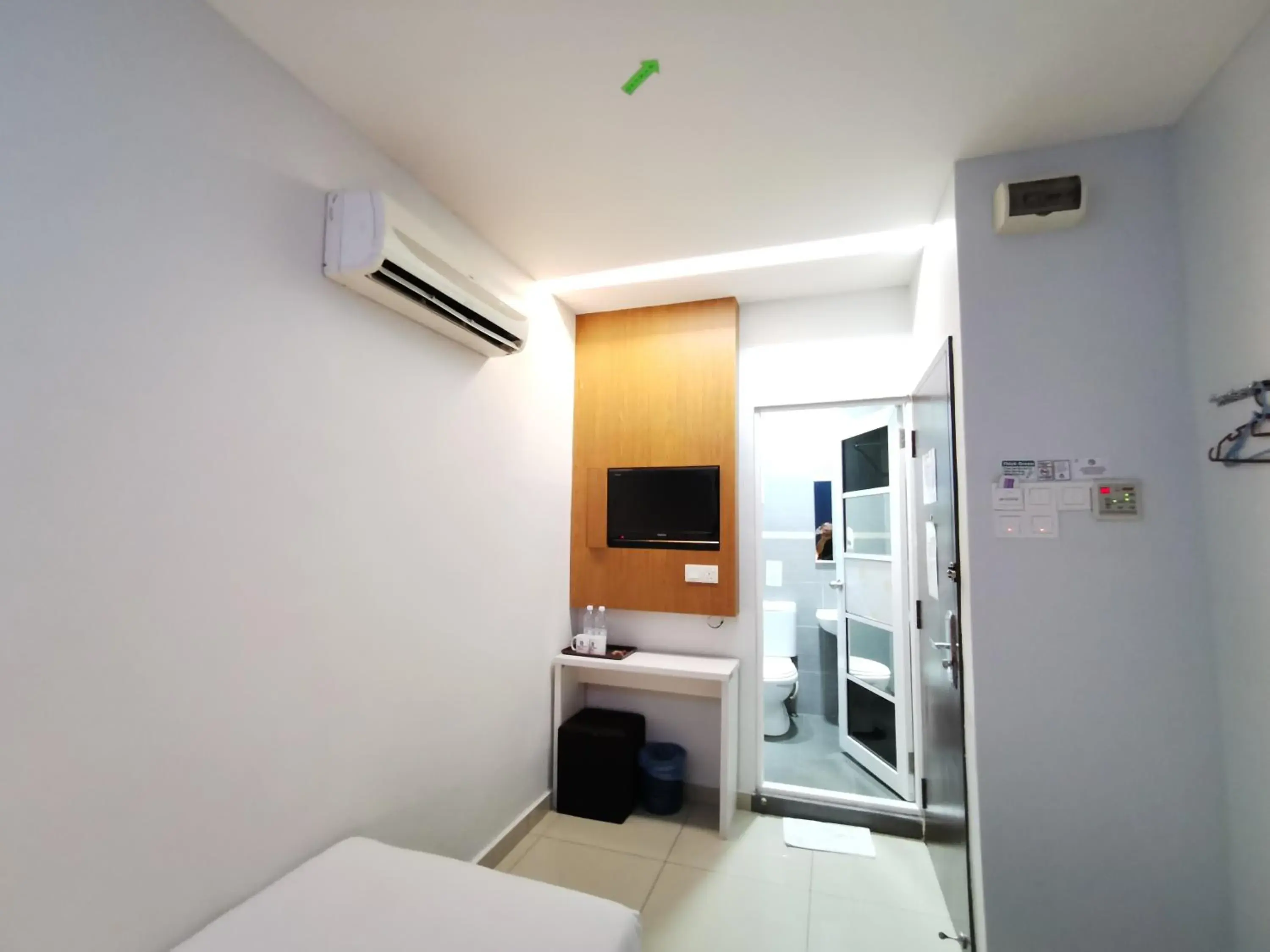 Communal lounge/ TV room, TV/Entertainment Center in Best View Hotel Bandar Sunway