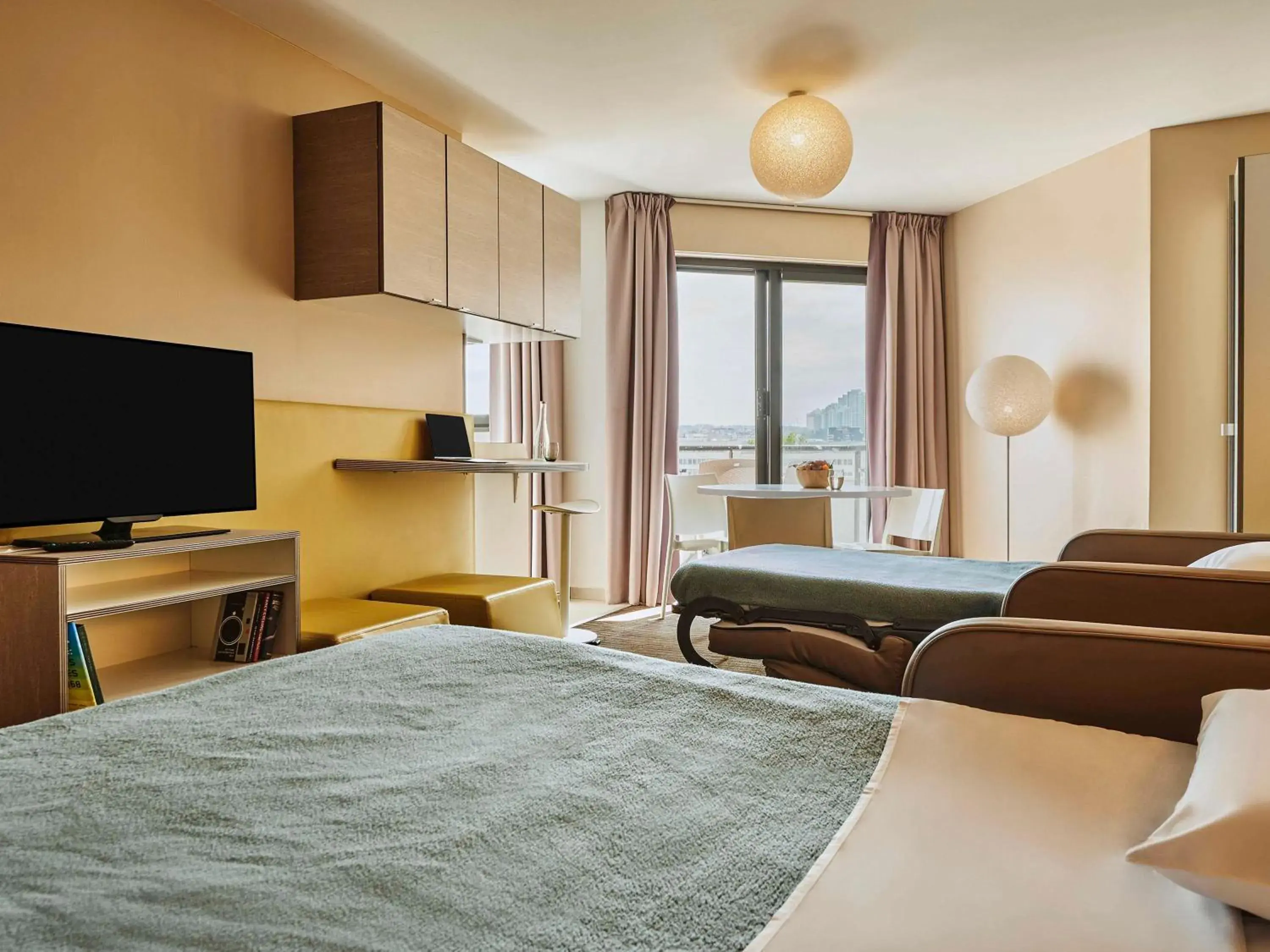 Bedroom, TV/Entertainment Center in AppartHotel Mercure Paris Boulogne