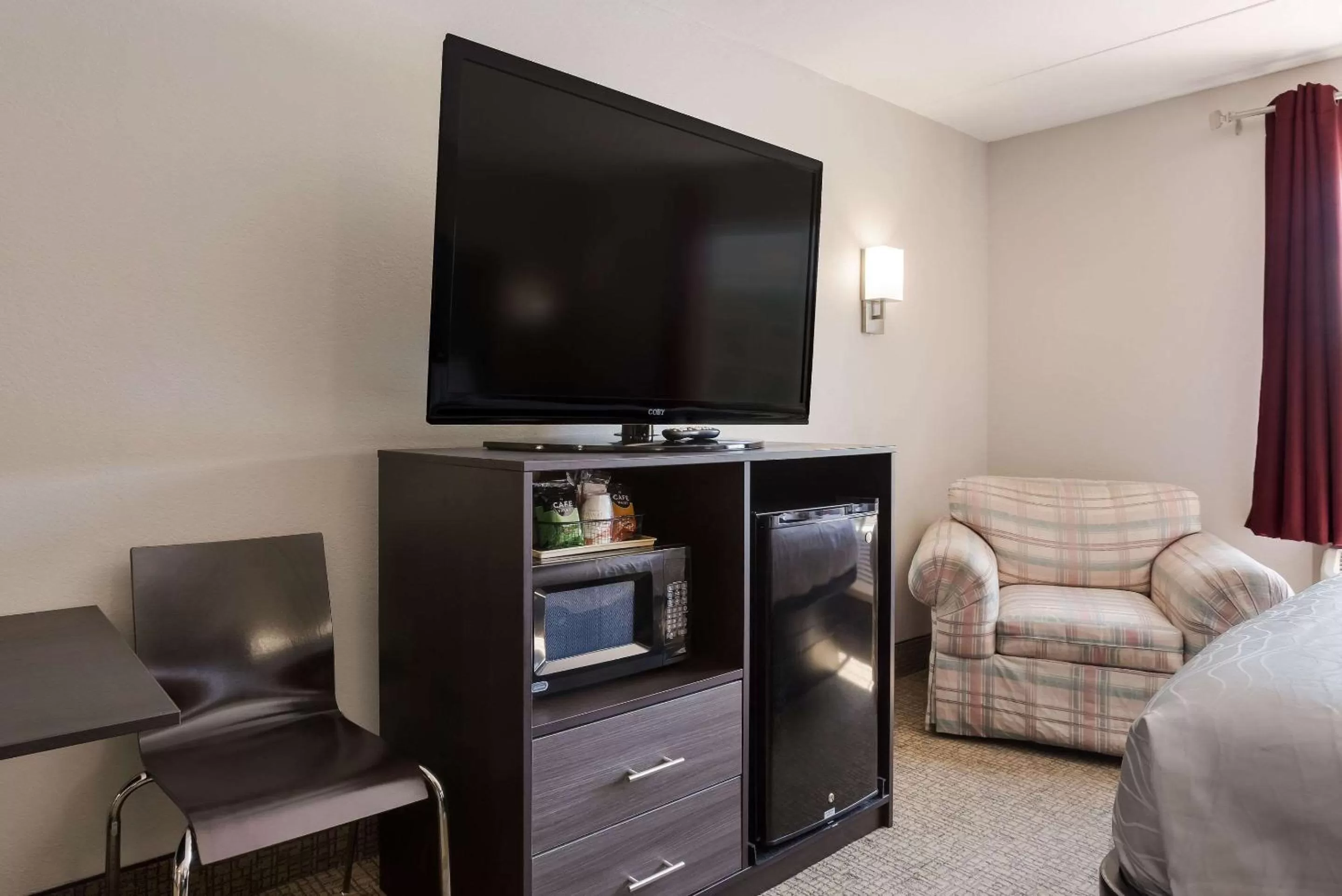 Bedroom, Bed in Rodeway Inn Branson, Brick House