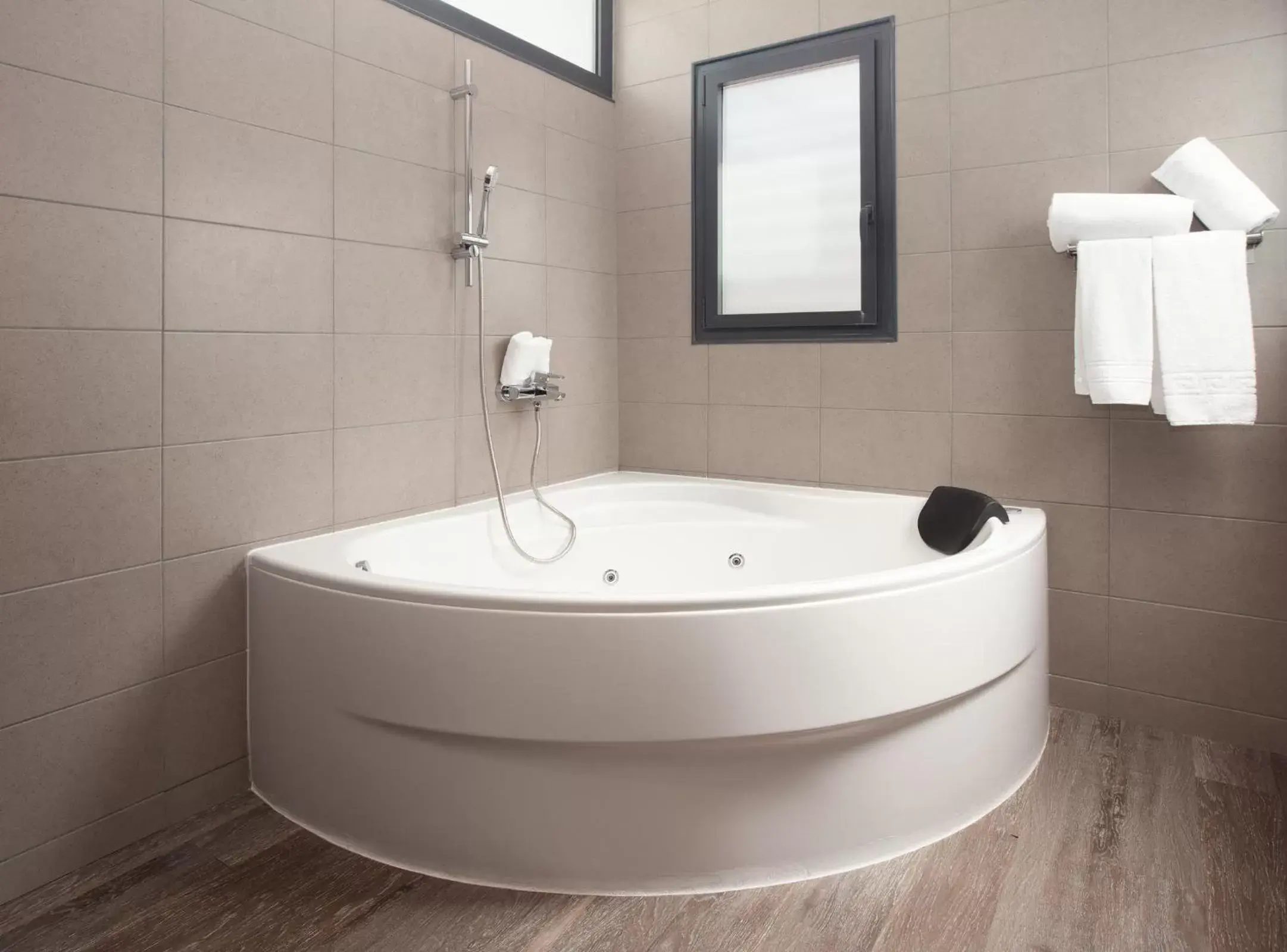 Hot Tub, Bathroom in Dalia Ramblas