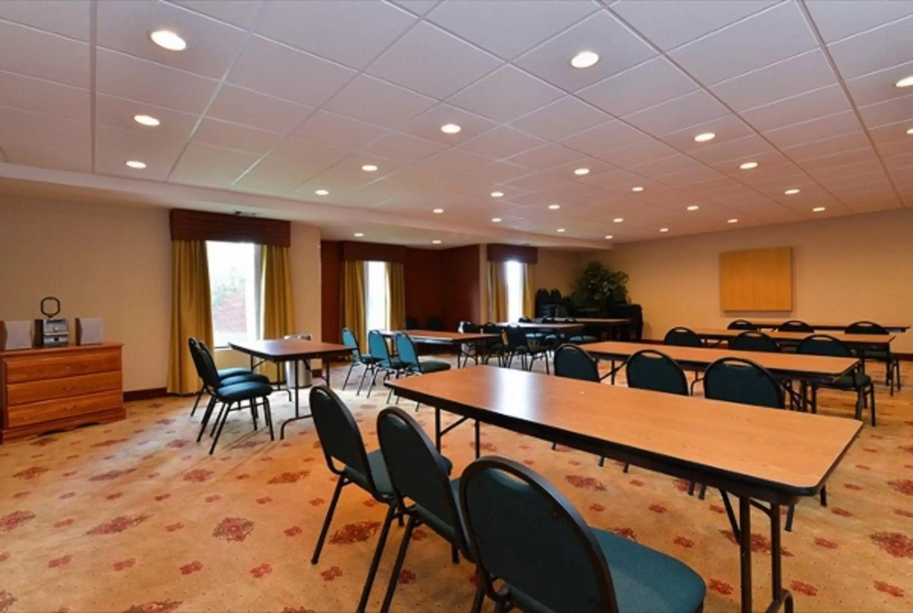 Meeting/conference room in Holiday Inn Express Hotel & Suites Petersburg/Dinwiddie, an IHG Hotel