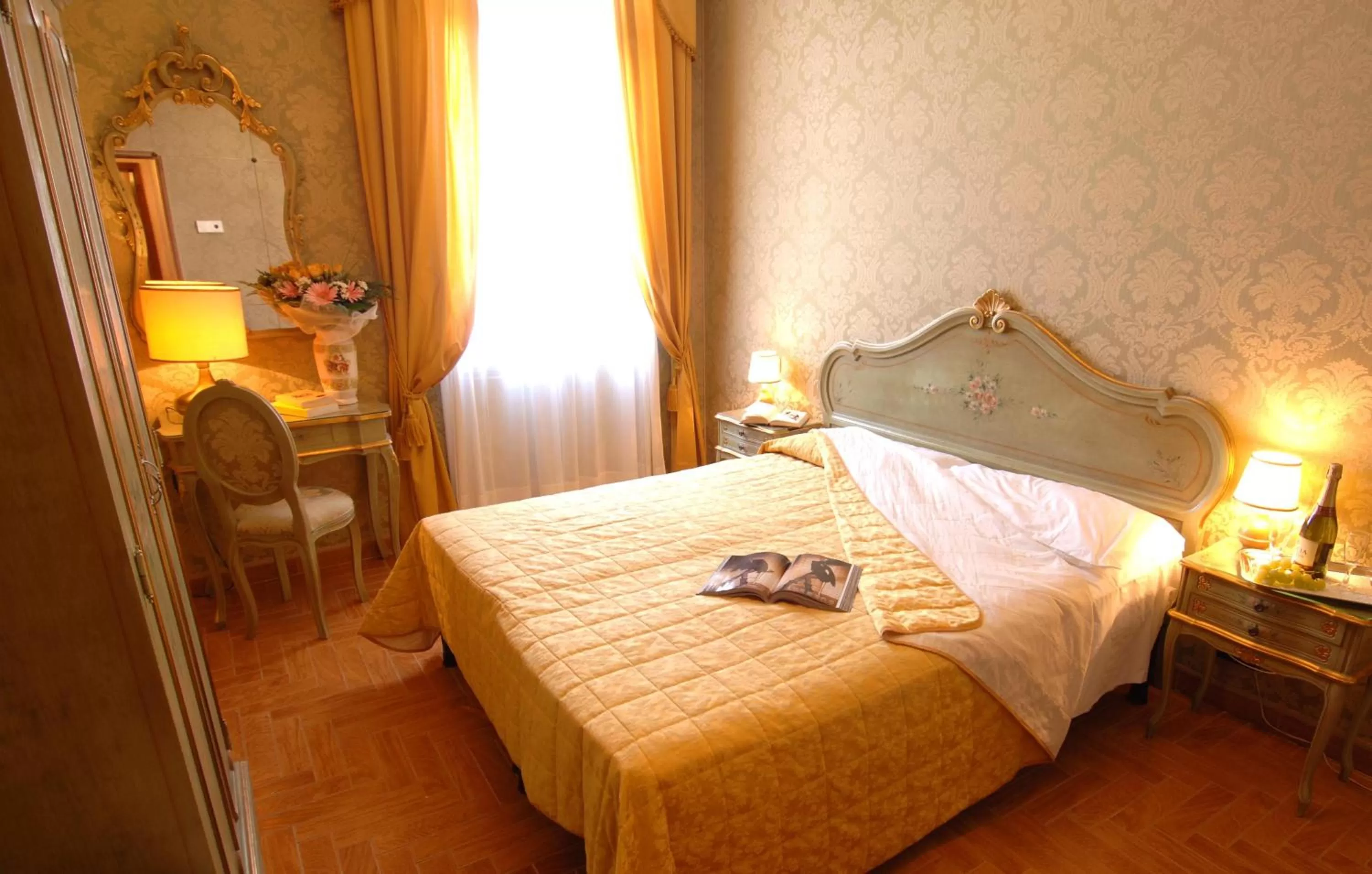 Photo of the whole room, Bed in Hotel Canal & Walter