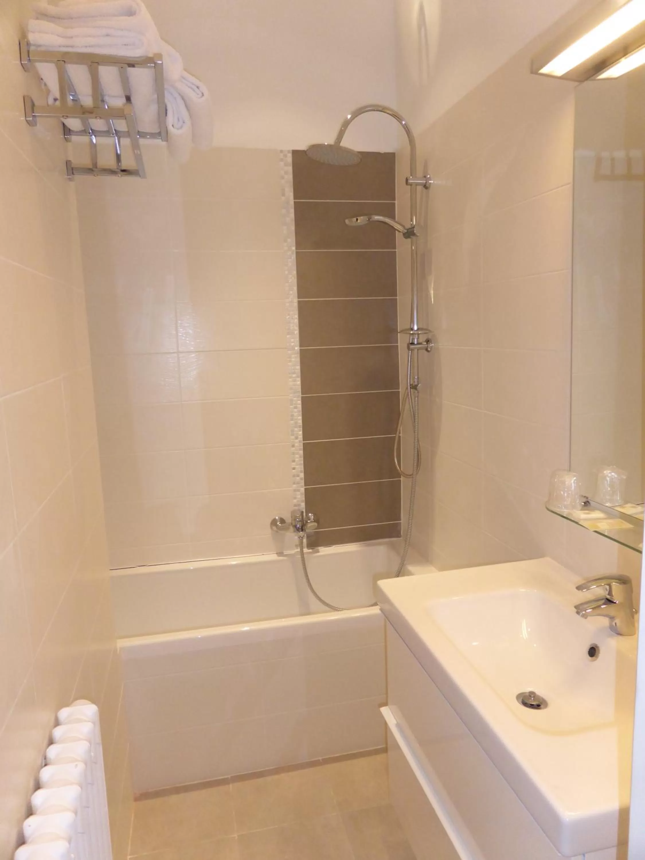 Bathroom in Hôtel Le Mondon Metz